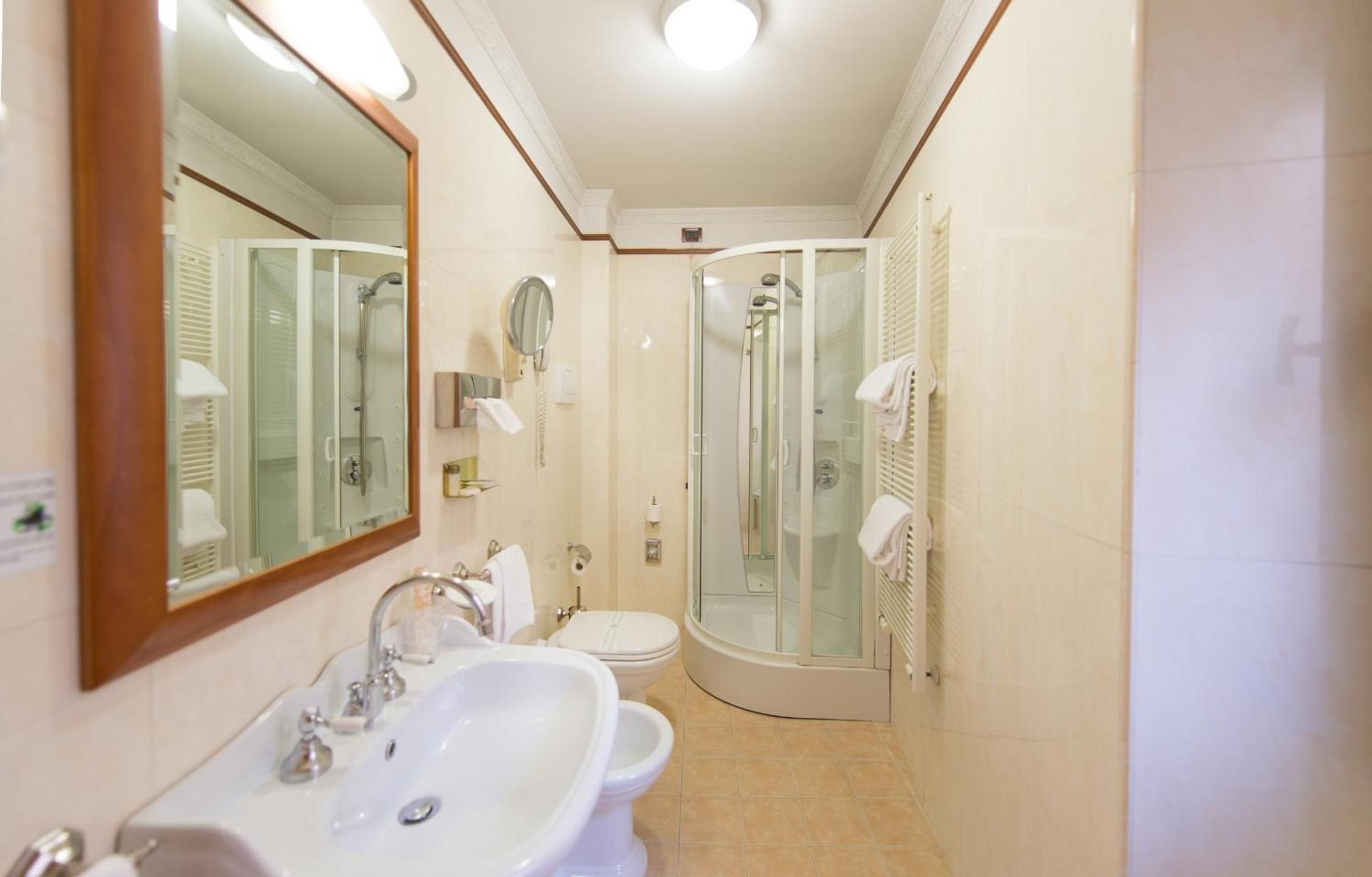Standard Double Room thumbnail 5