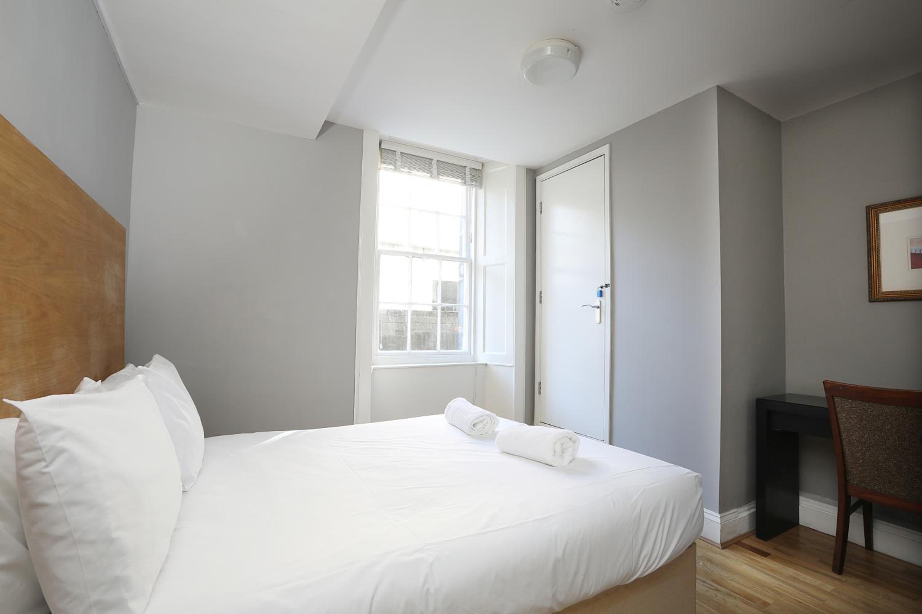 Three-Bedroom House - Photo 5
