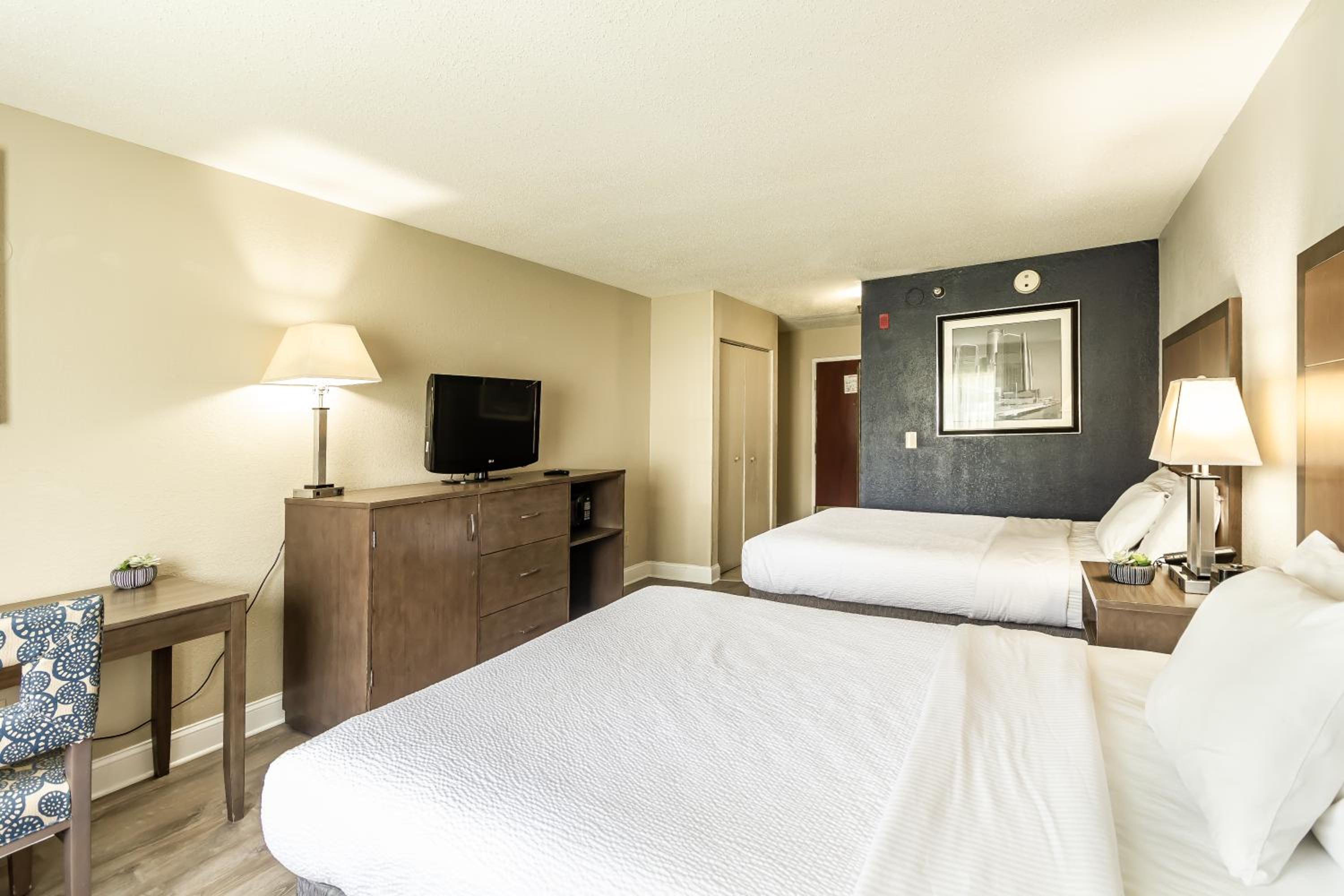 Queen Room with Two Queen Beds - Non-Smoking - Photo 3