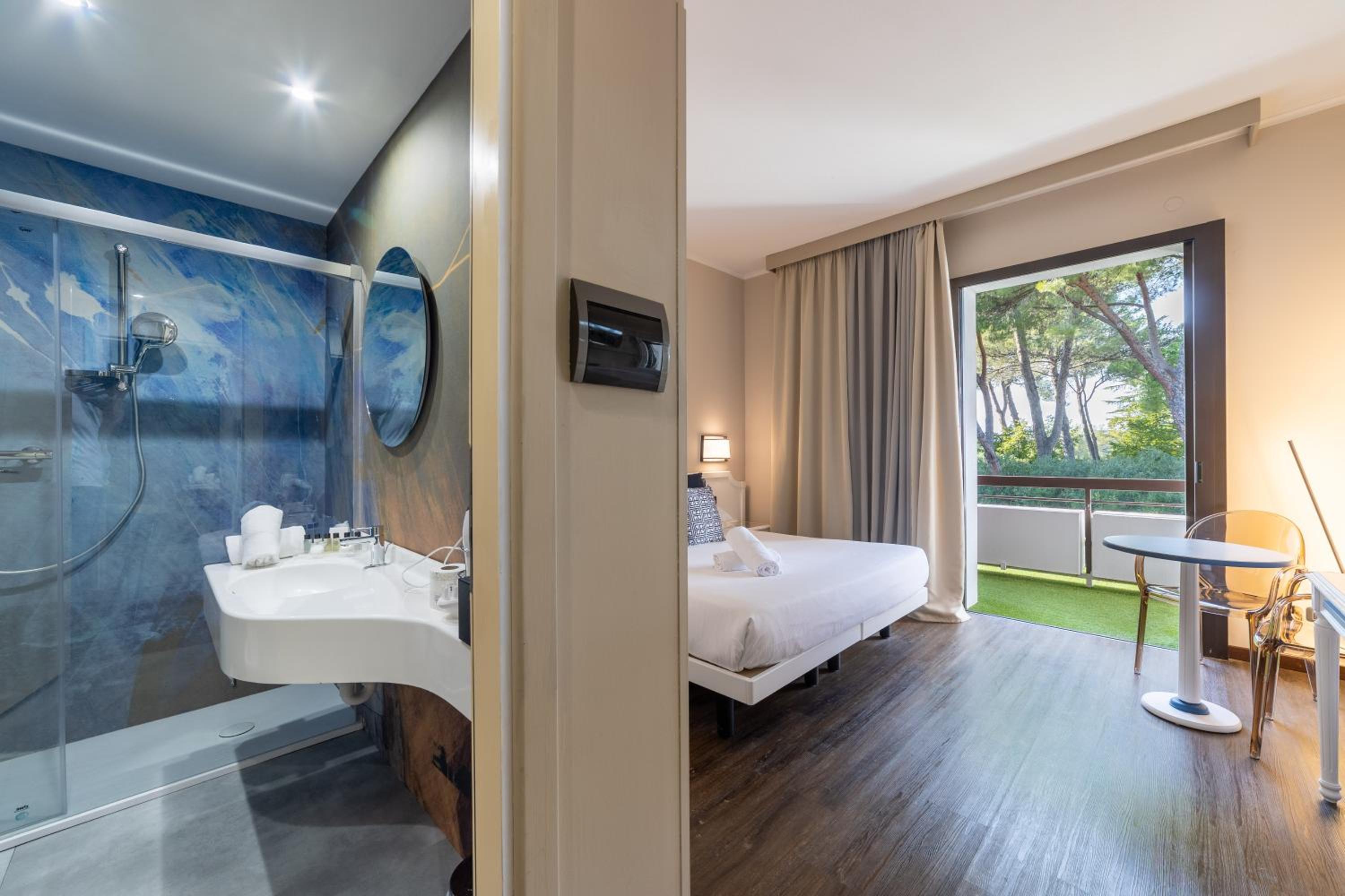 Superior Double Room with Balcony and Spa Access - Photo 4