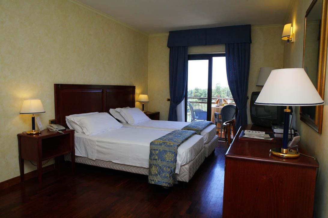 Deluxe Double or Twin Room with Spa Bath photo 3