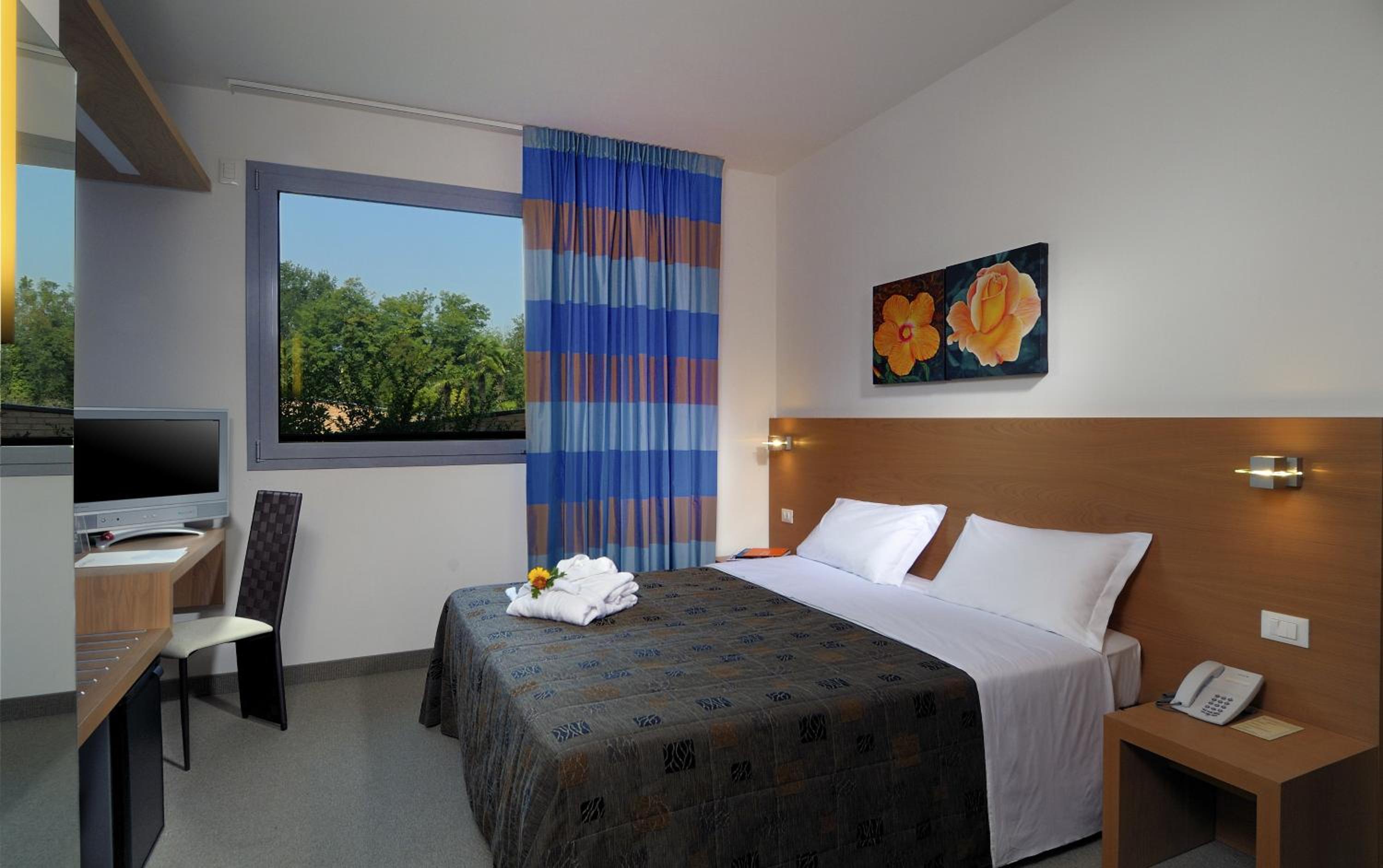 Standard Double or Twin Room - Photo 8