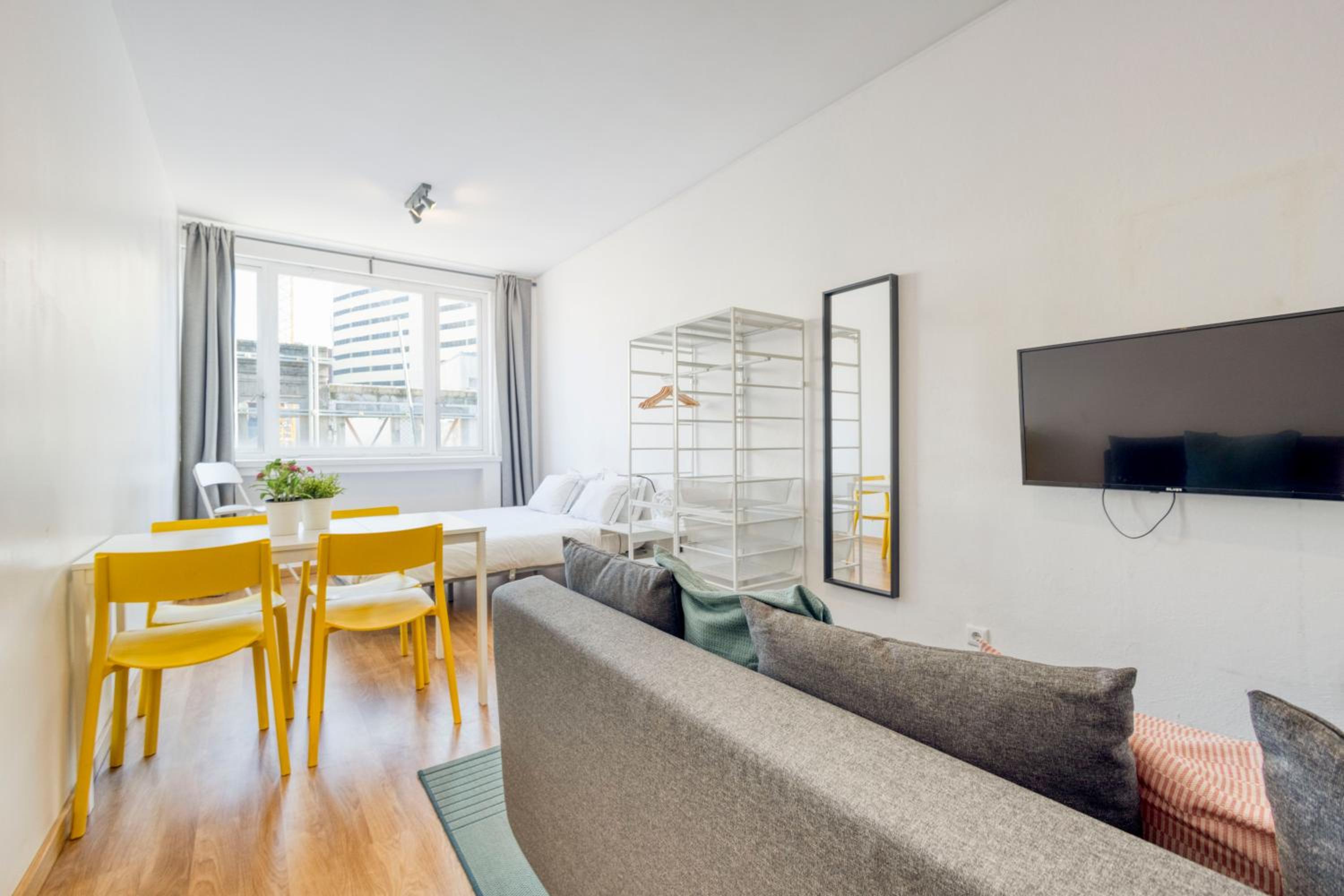 Studio Apartment - Photo 1
