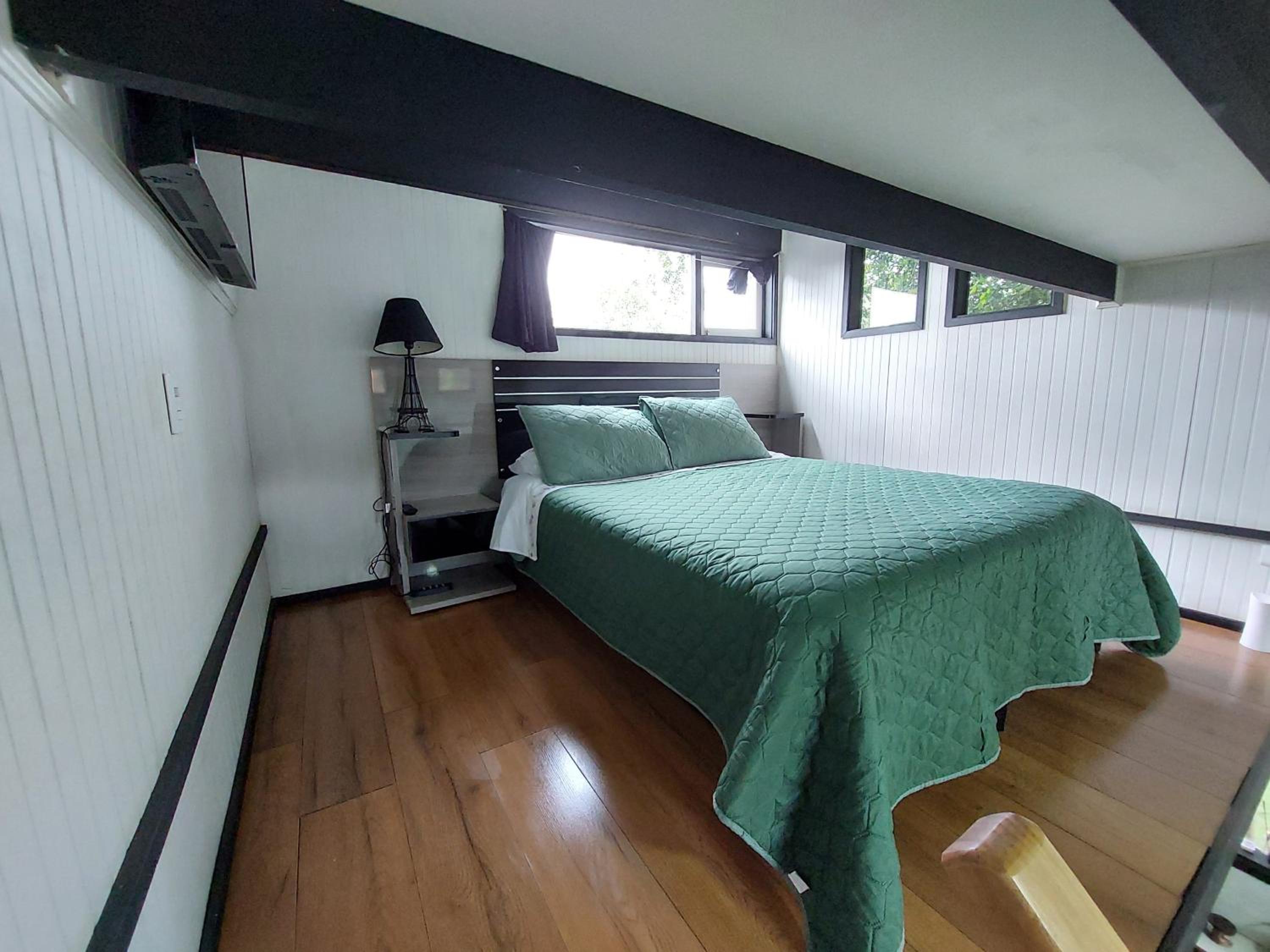 One-Bedroom Apartment photo 1