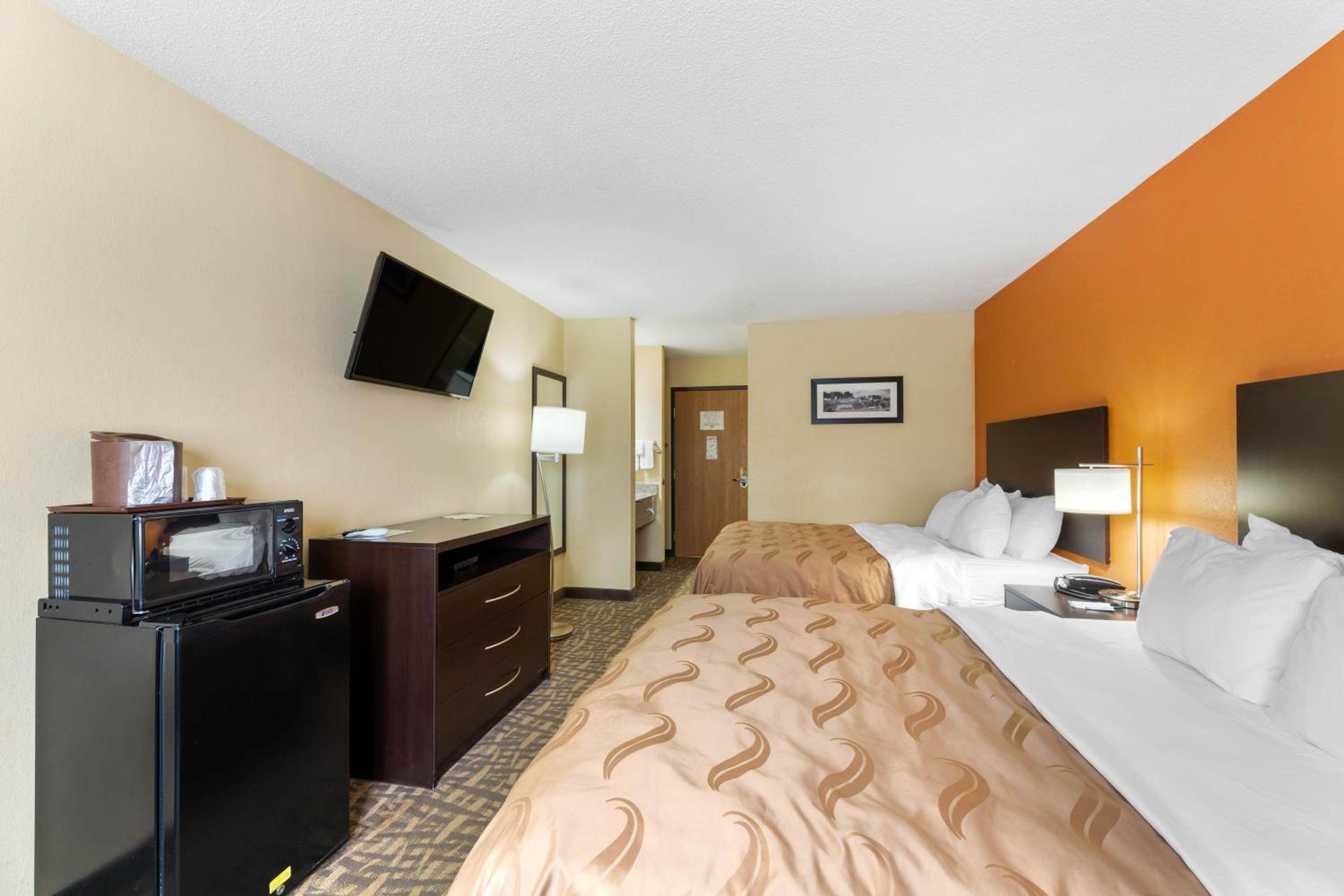 Queen Room with Two Queen Beds - Non Smoking - Photo 1