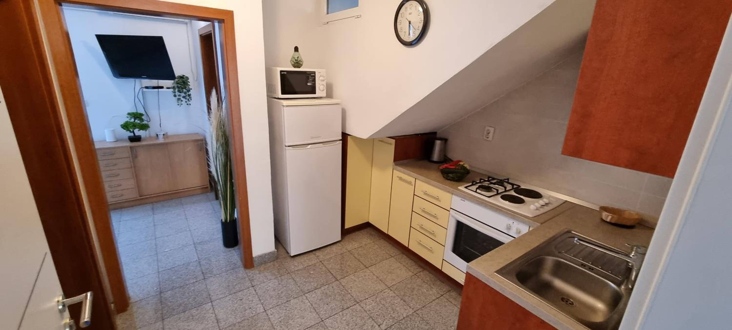One-Bedroom Apartment photo 1