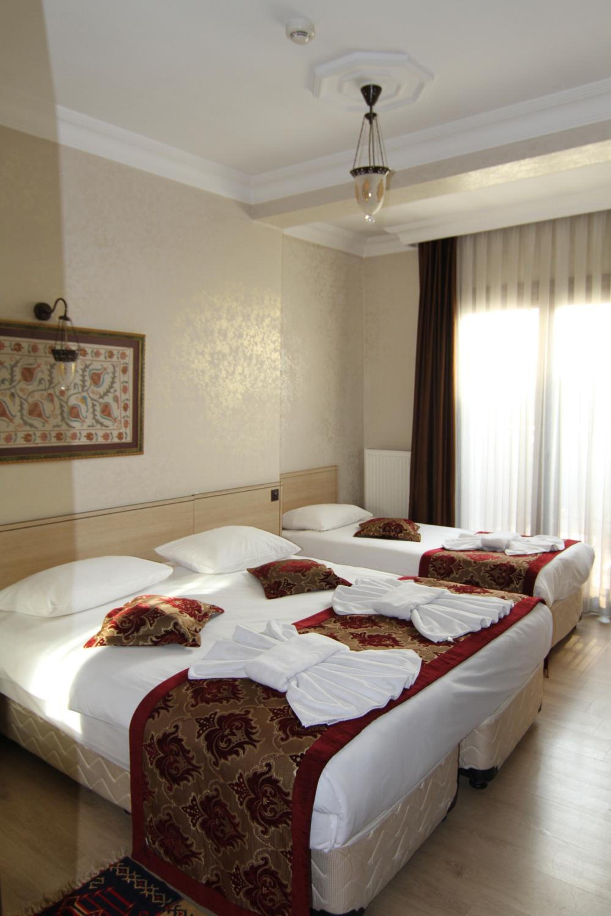 Standard Triple Room with Street View photo 1
