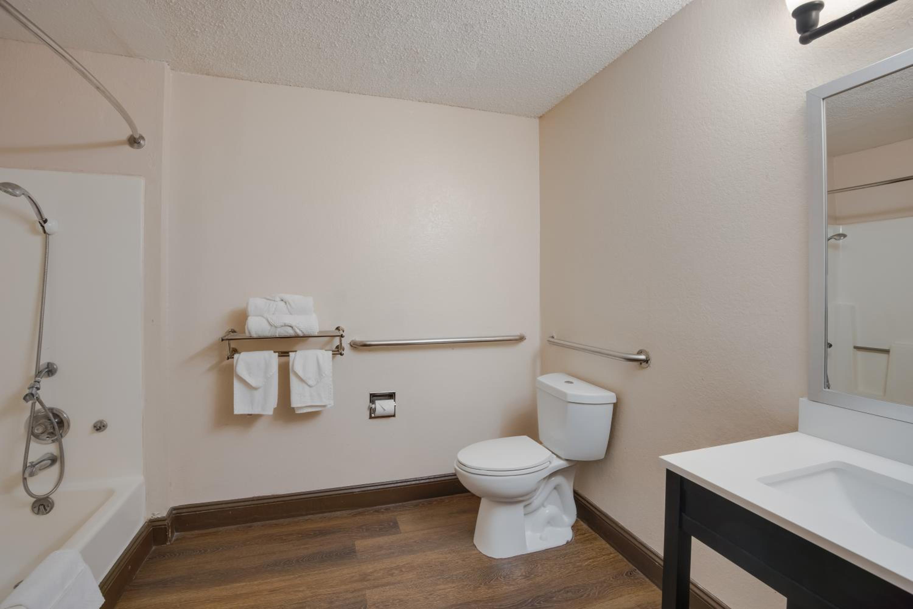 Queen Room - Accessible/Non Smoking photo 3