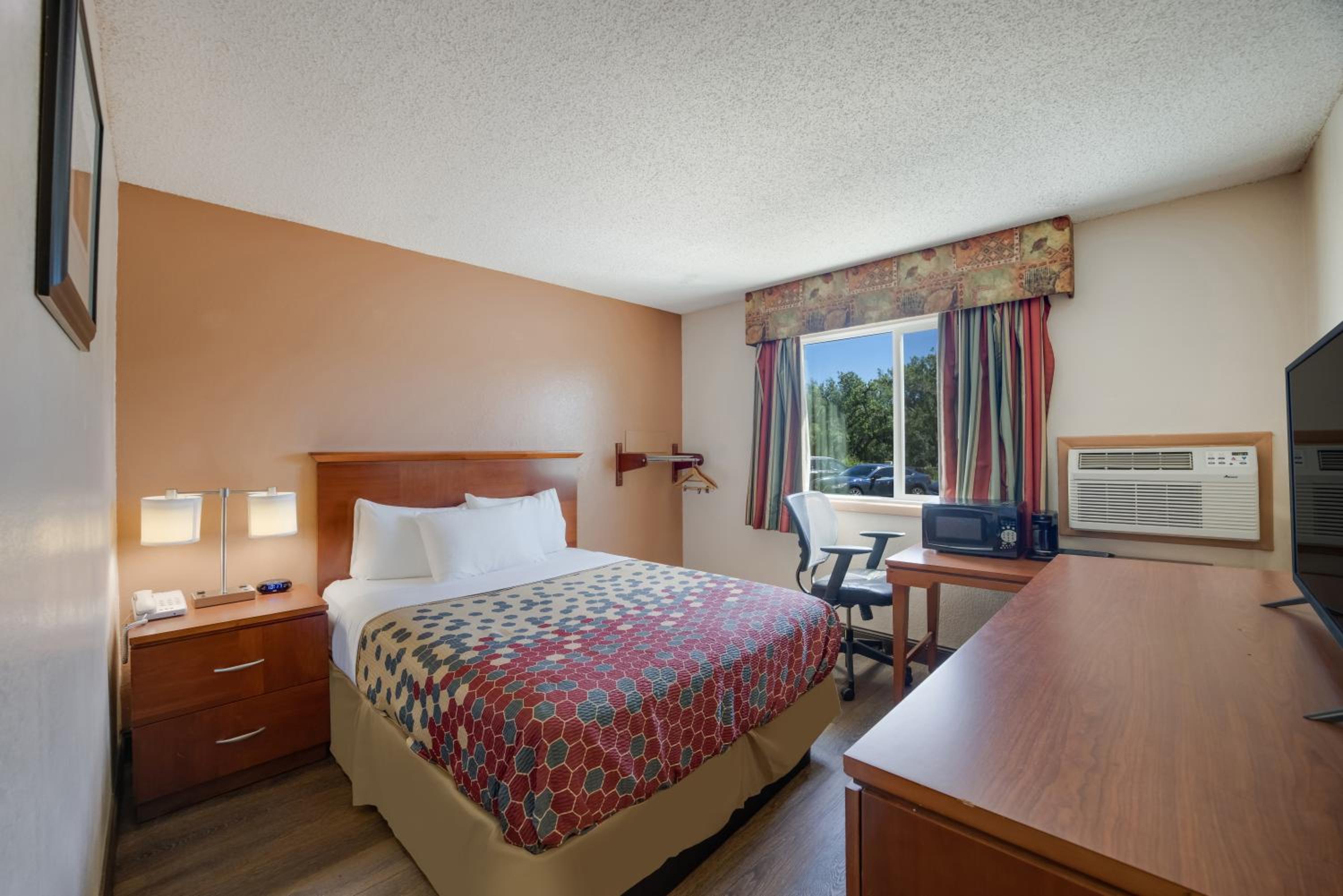 Queen Room - Accessible/Non Smoking photo 1