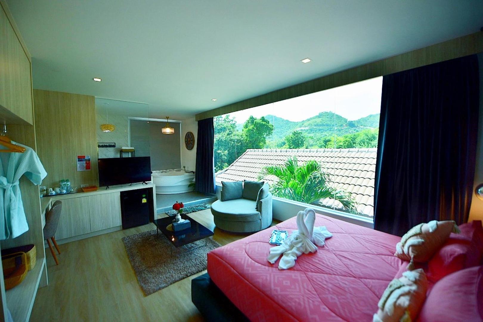 Deluxe Suite with Spa Bath