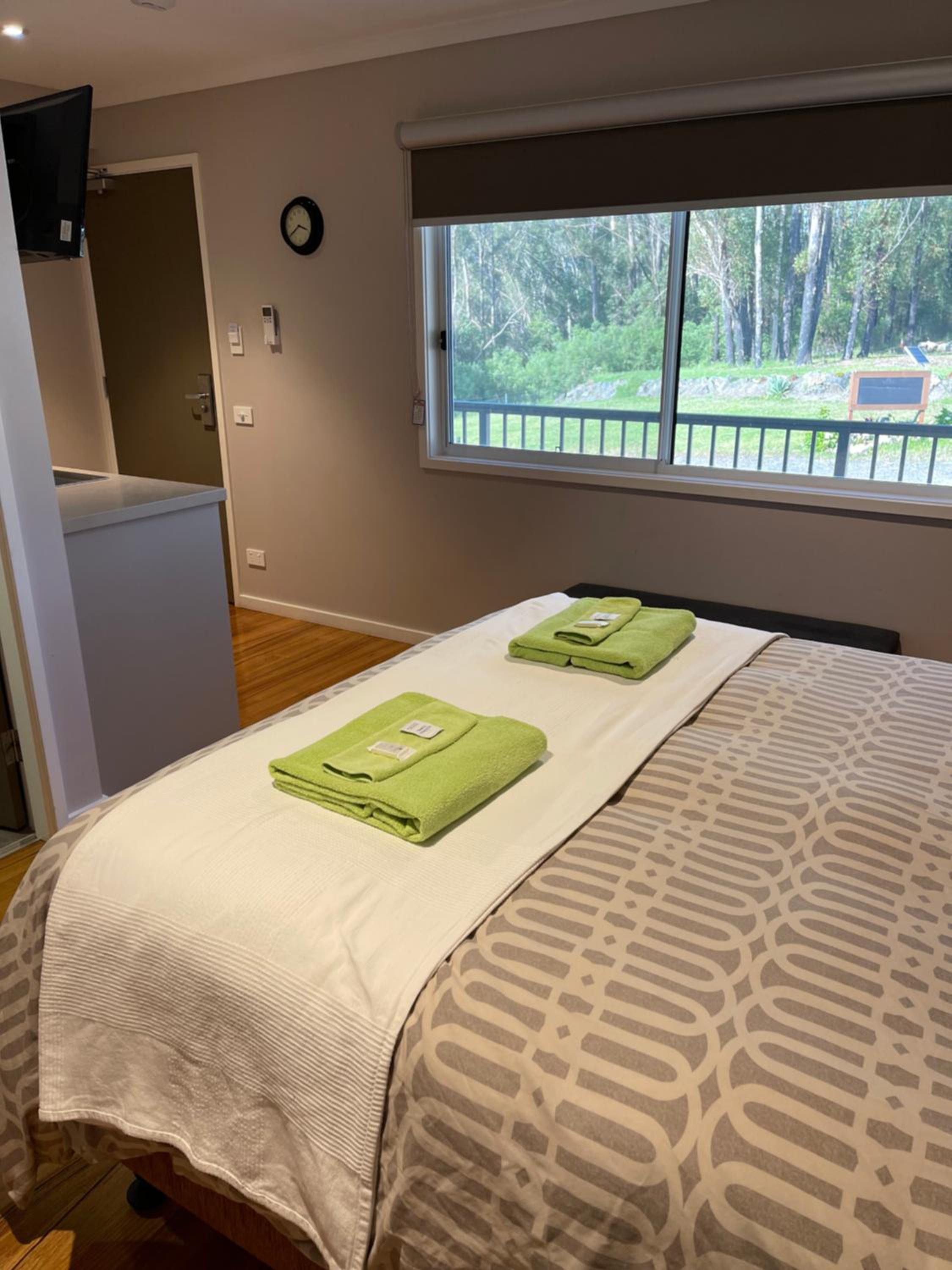 Premium Queen Room - Photo 9