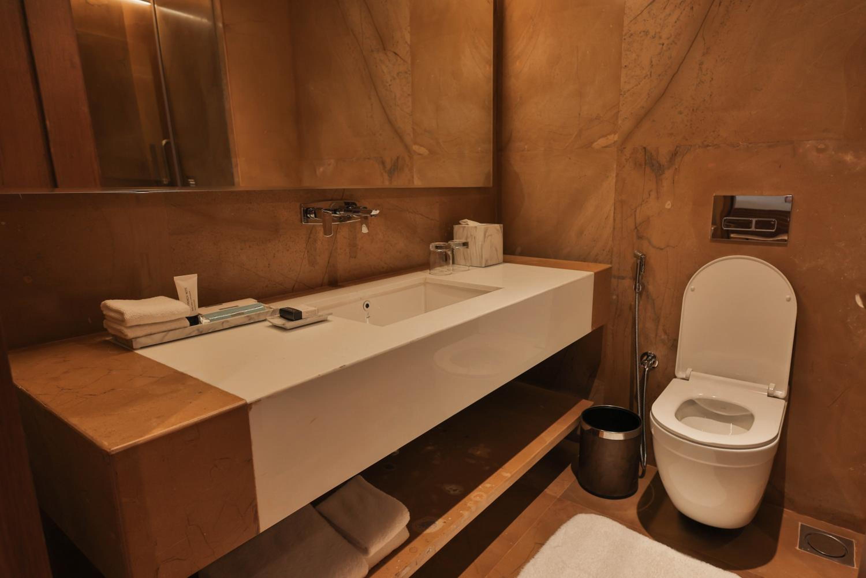Deluxe King Room - Photo 2