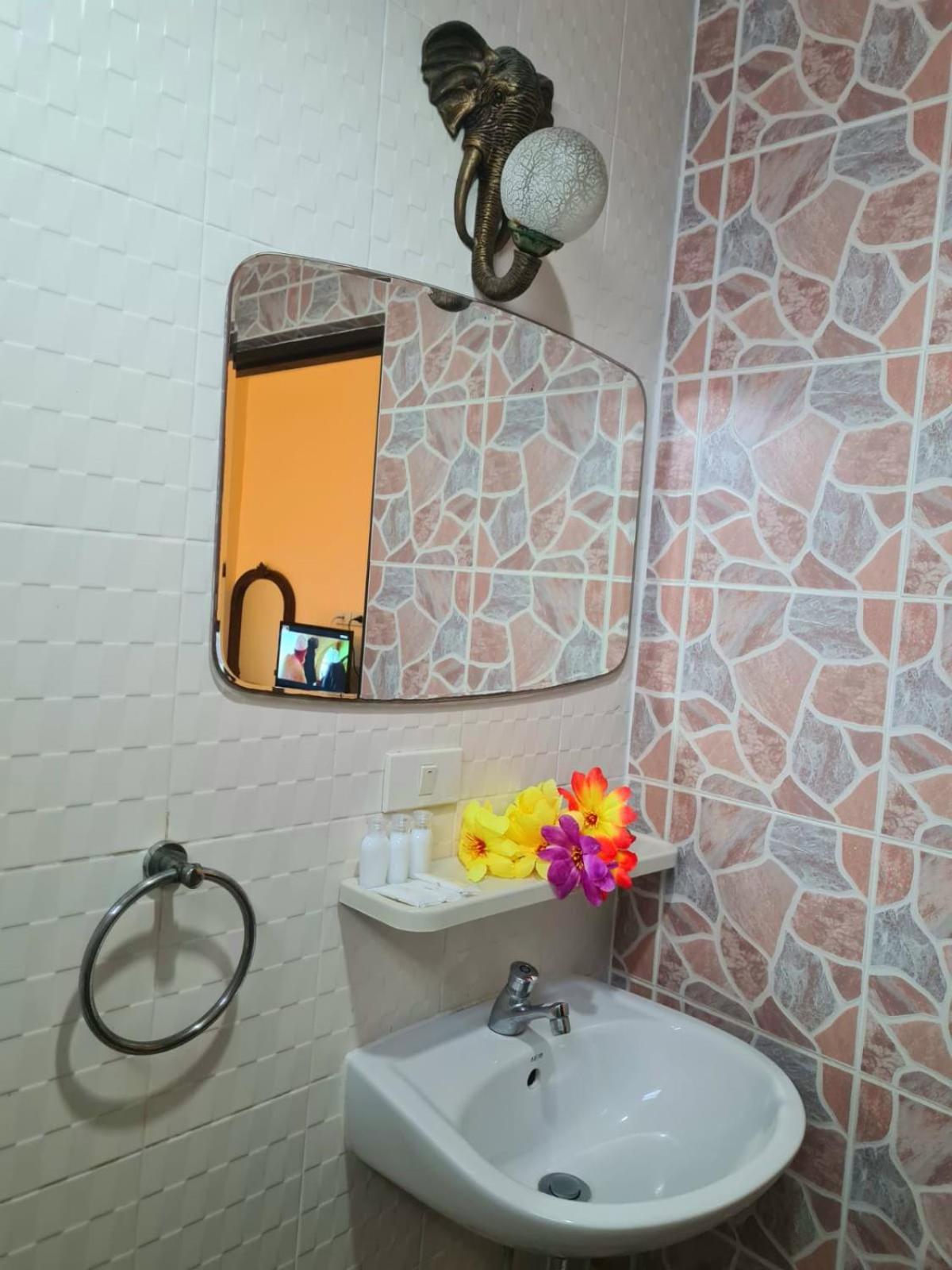 Standard Double Room - Photo 13