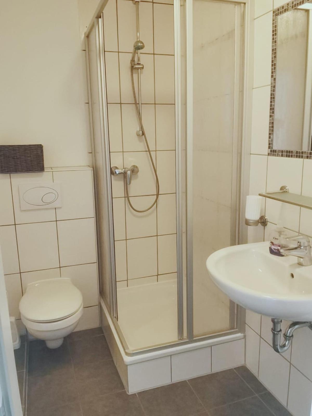 Budget Double Room - Photo 12
