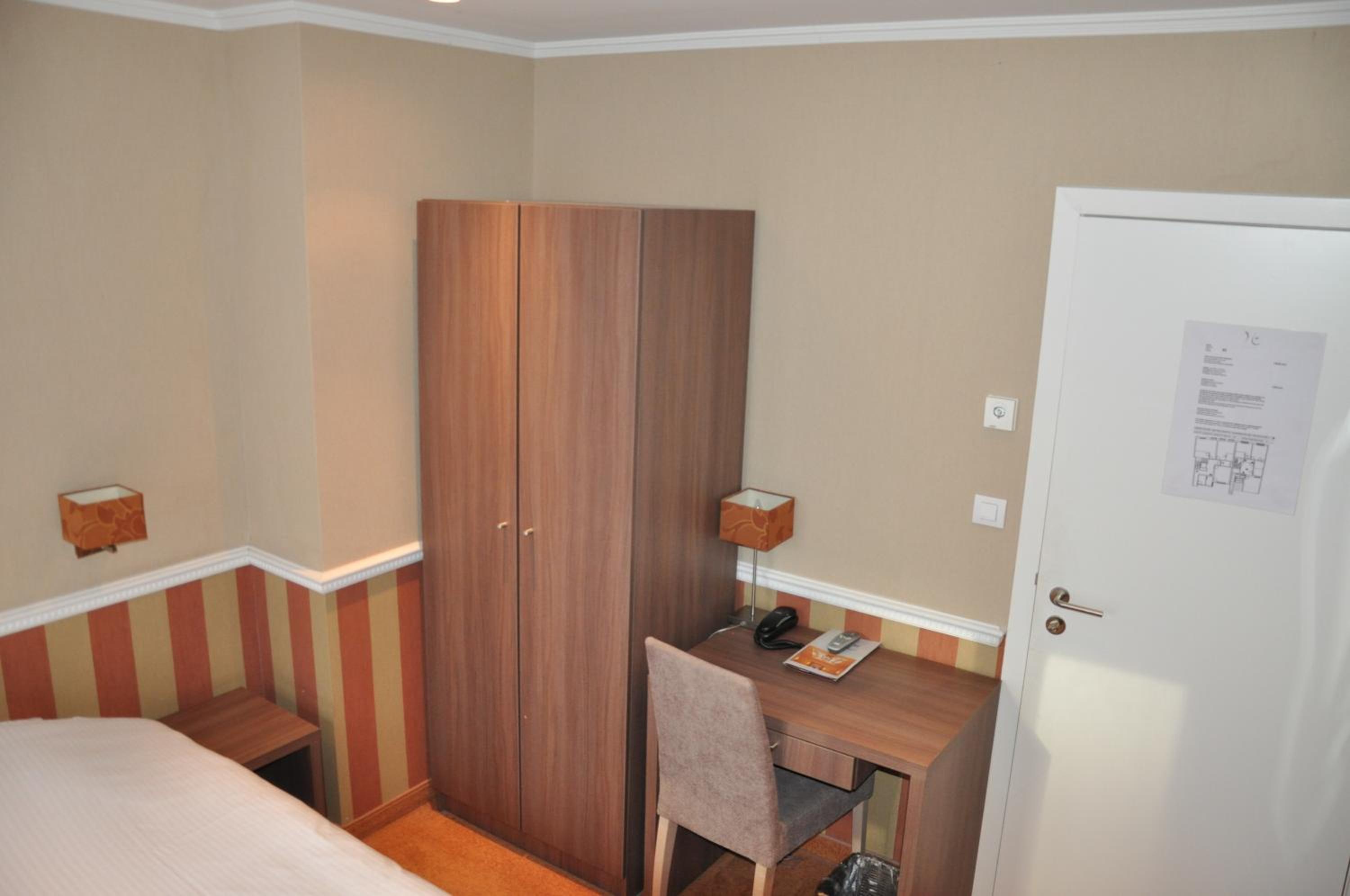 Small Comfort Room - Photo 6