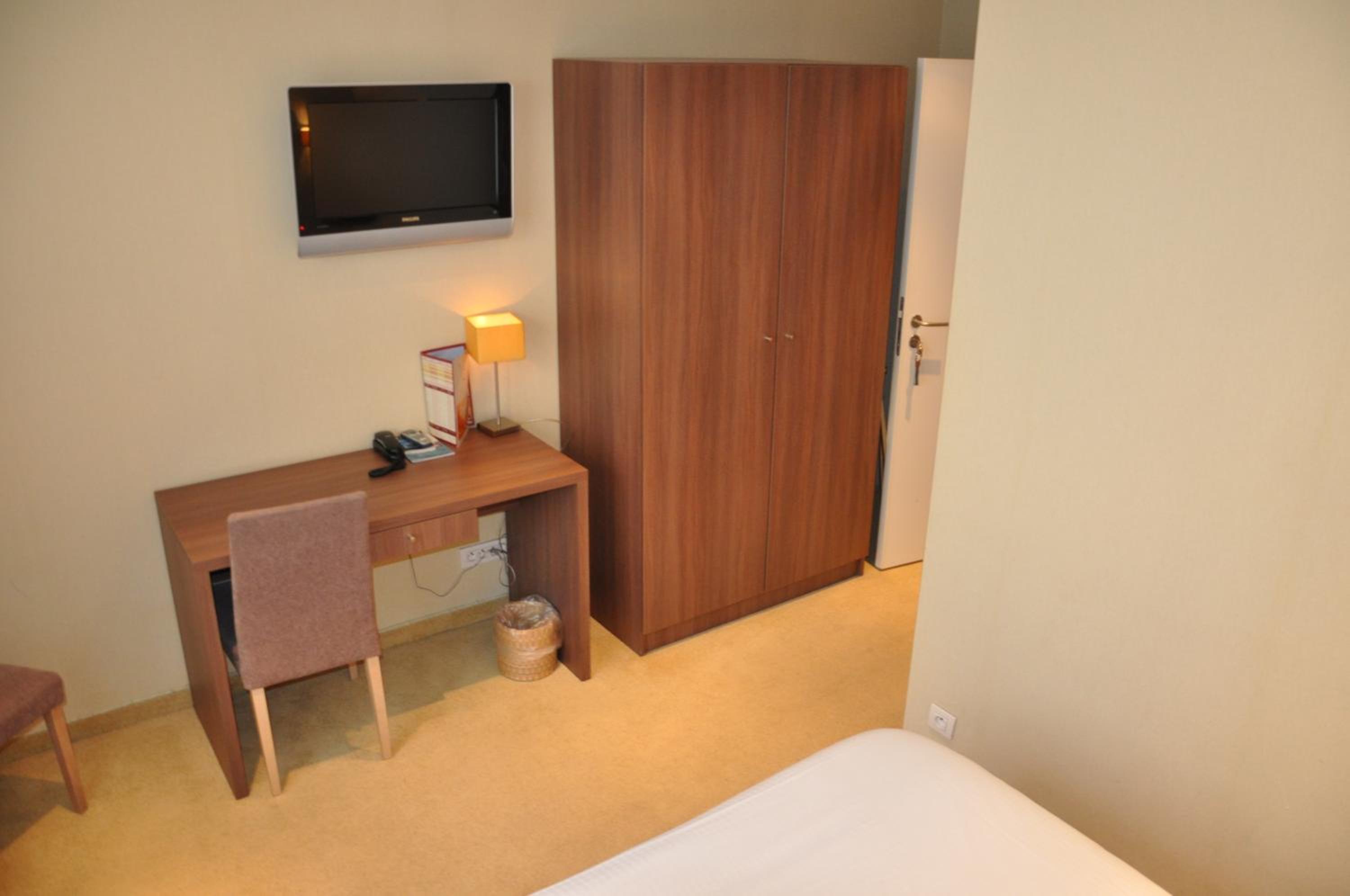 Small Comfort Room - Photo 2