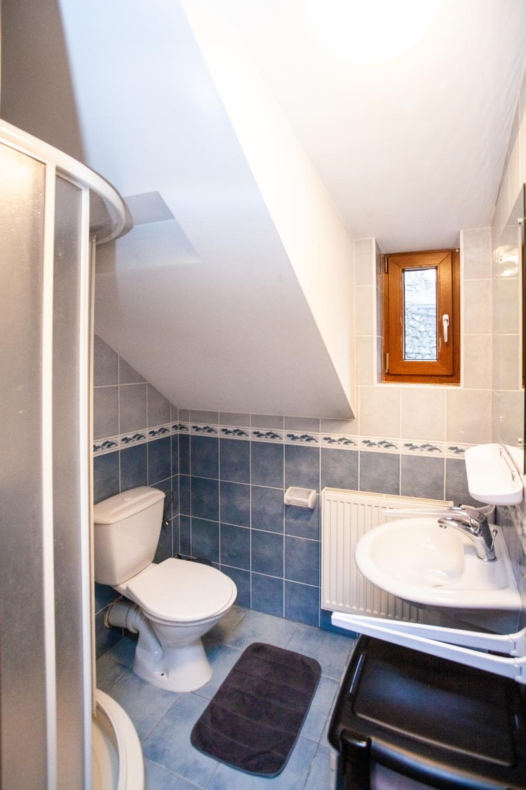 Quadruple Room with Private Bathroom photo 3