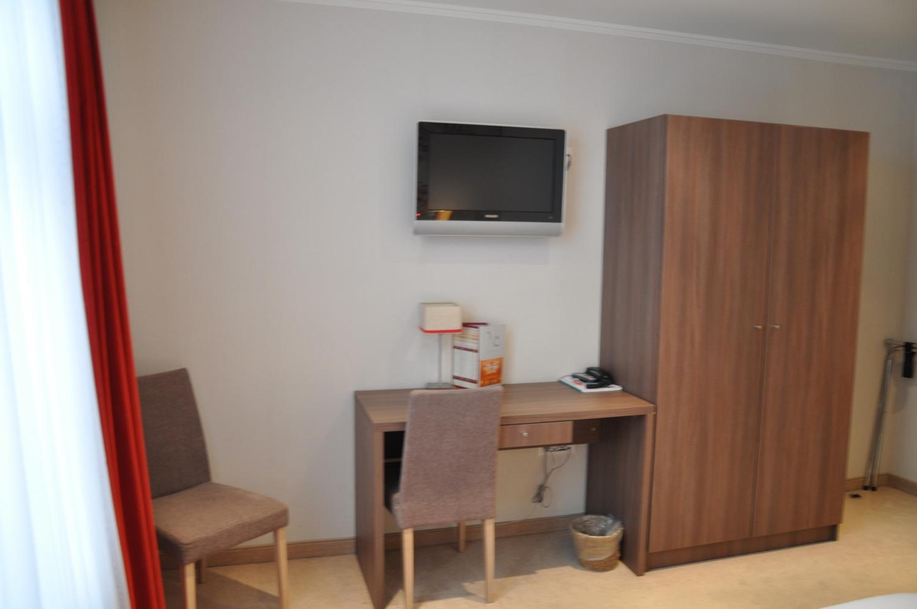 Small Comfort Room - Photo 5