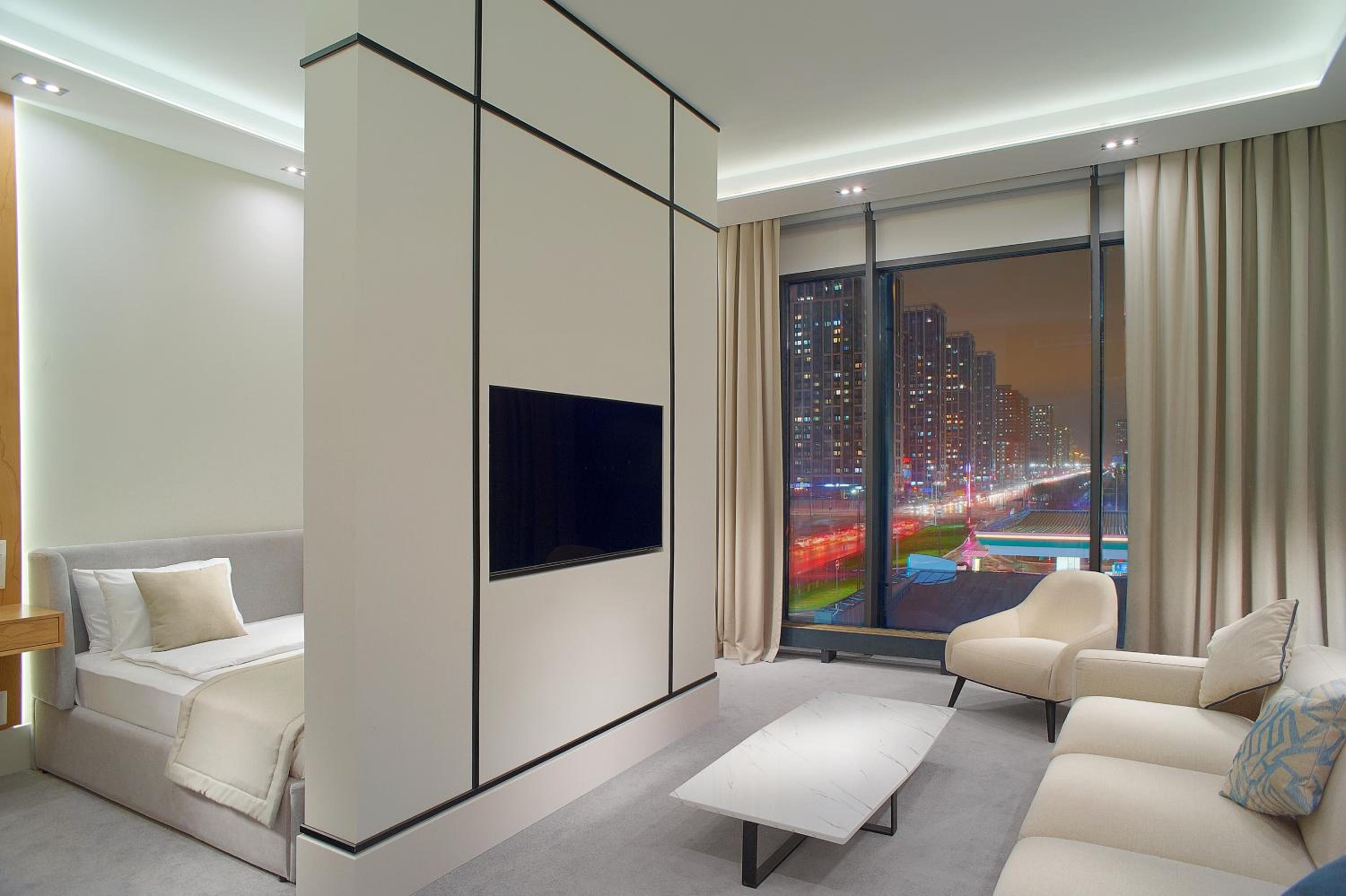 Suite - Photo 1