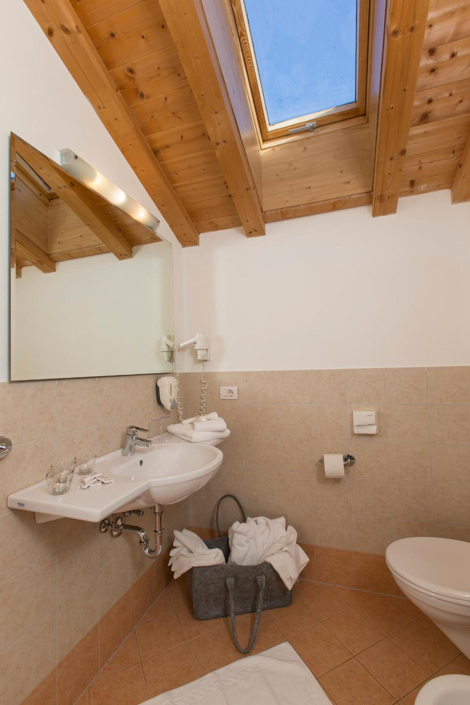 Double Room with Balcony - Photo 4