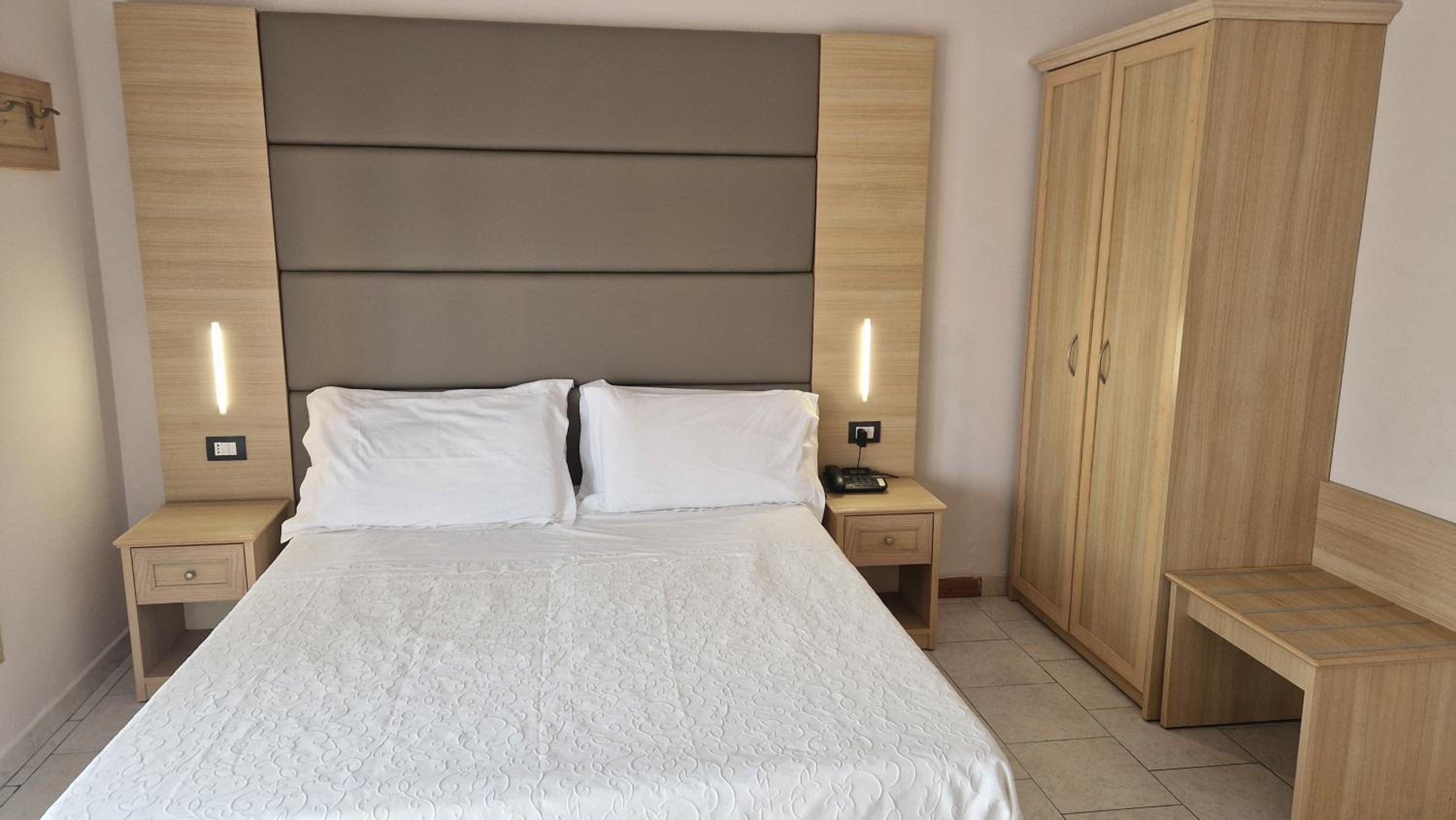 Double or Twin Room - Photo 4