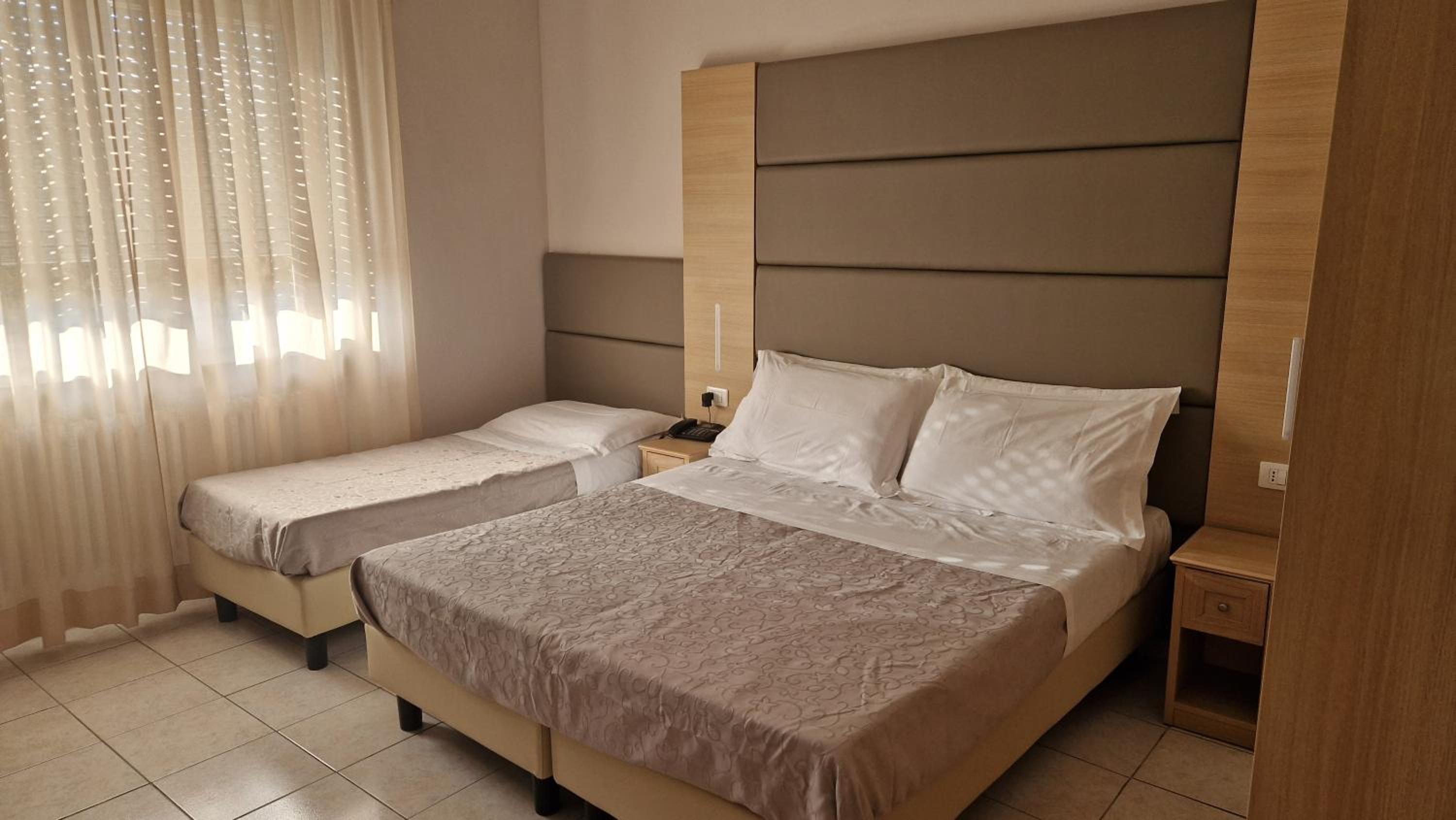Double or Twin Room - Photo 9