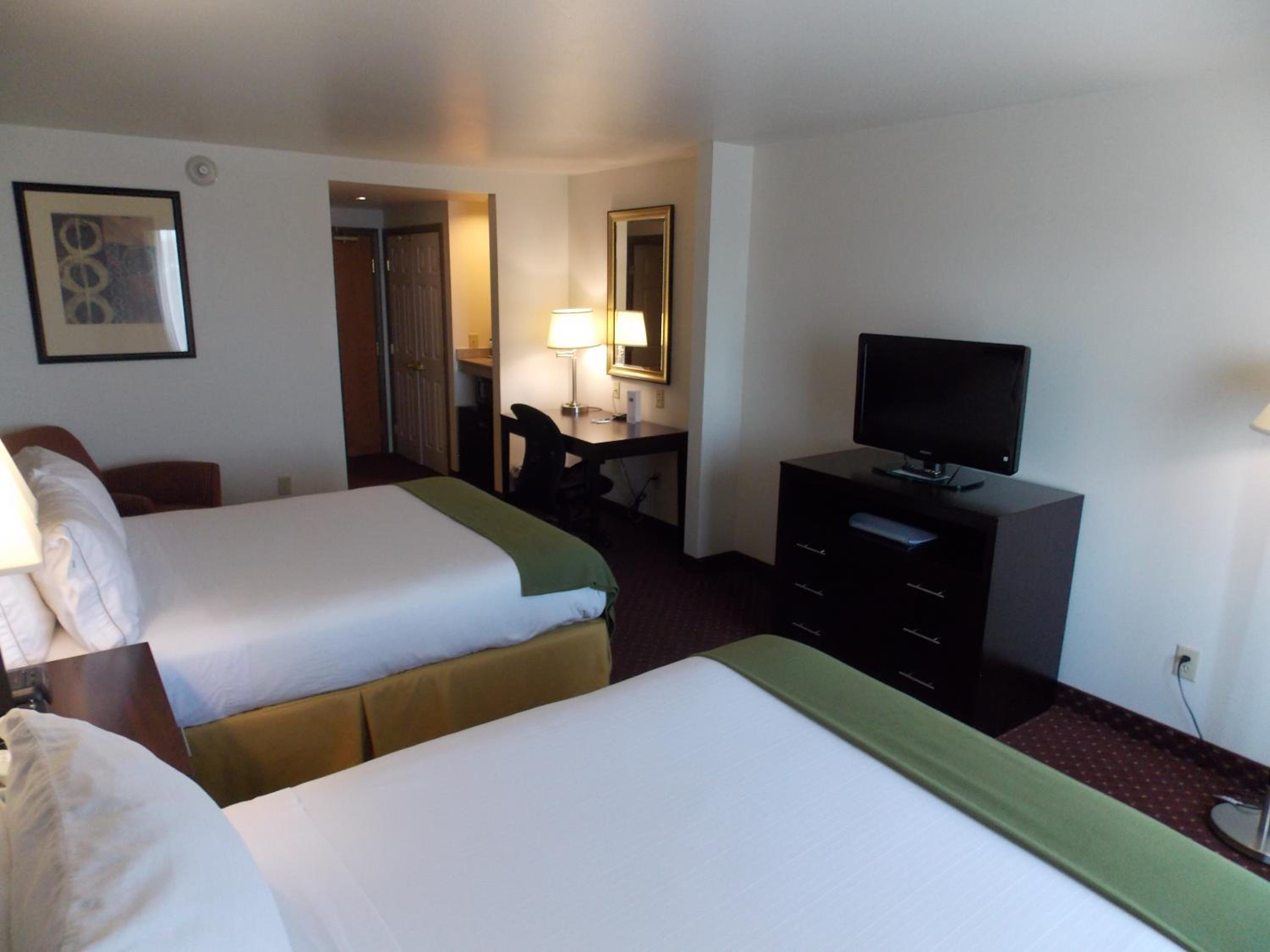 Junior Queen Suite with Sofa Bed photo 2