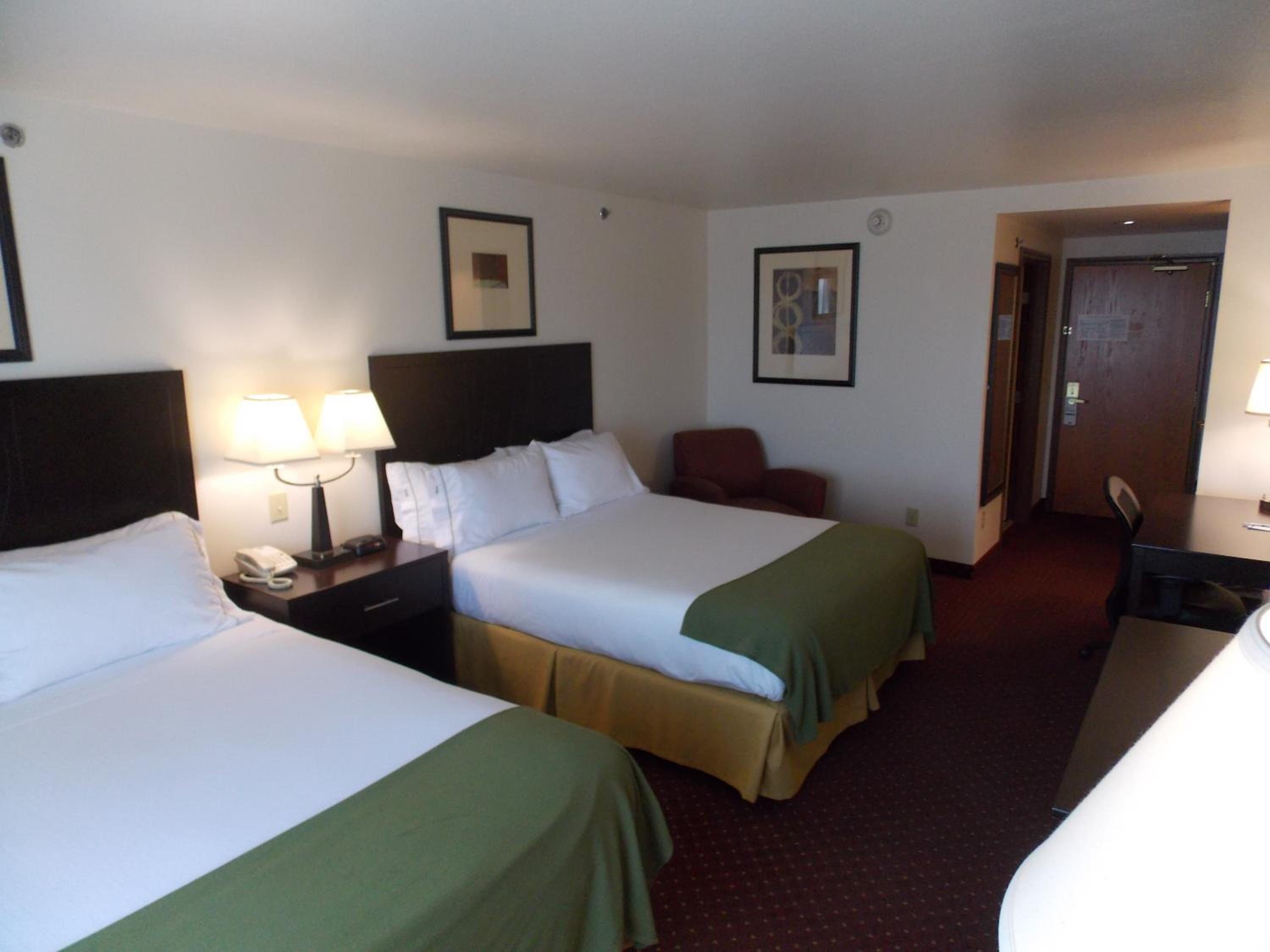 Queen Room with Two Queen Beds - Mobility Access Tub/Non-Smoking - Photo 1