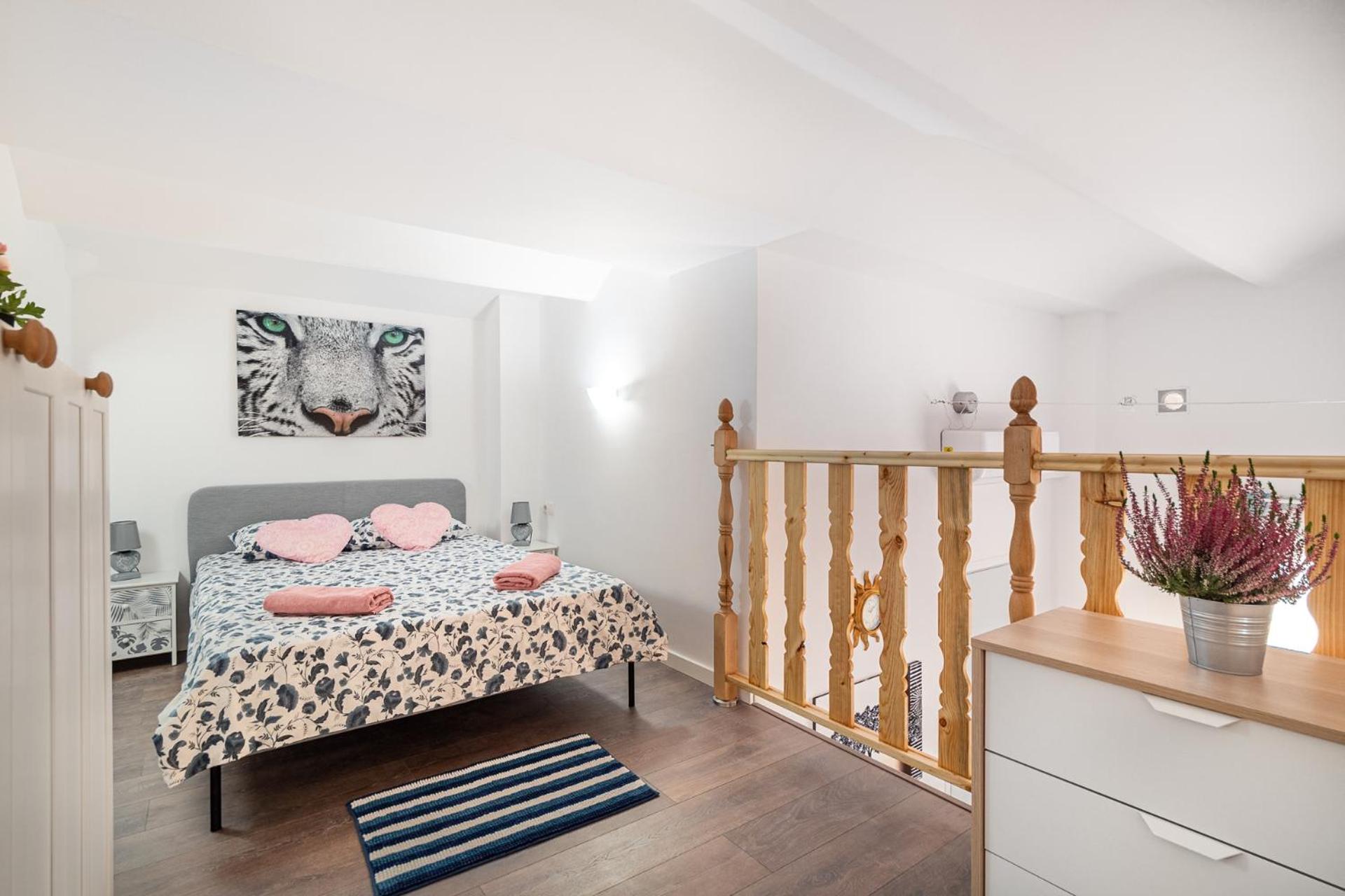Seven-Bedroom House photo 3