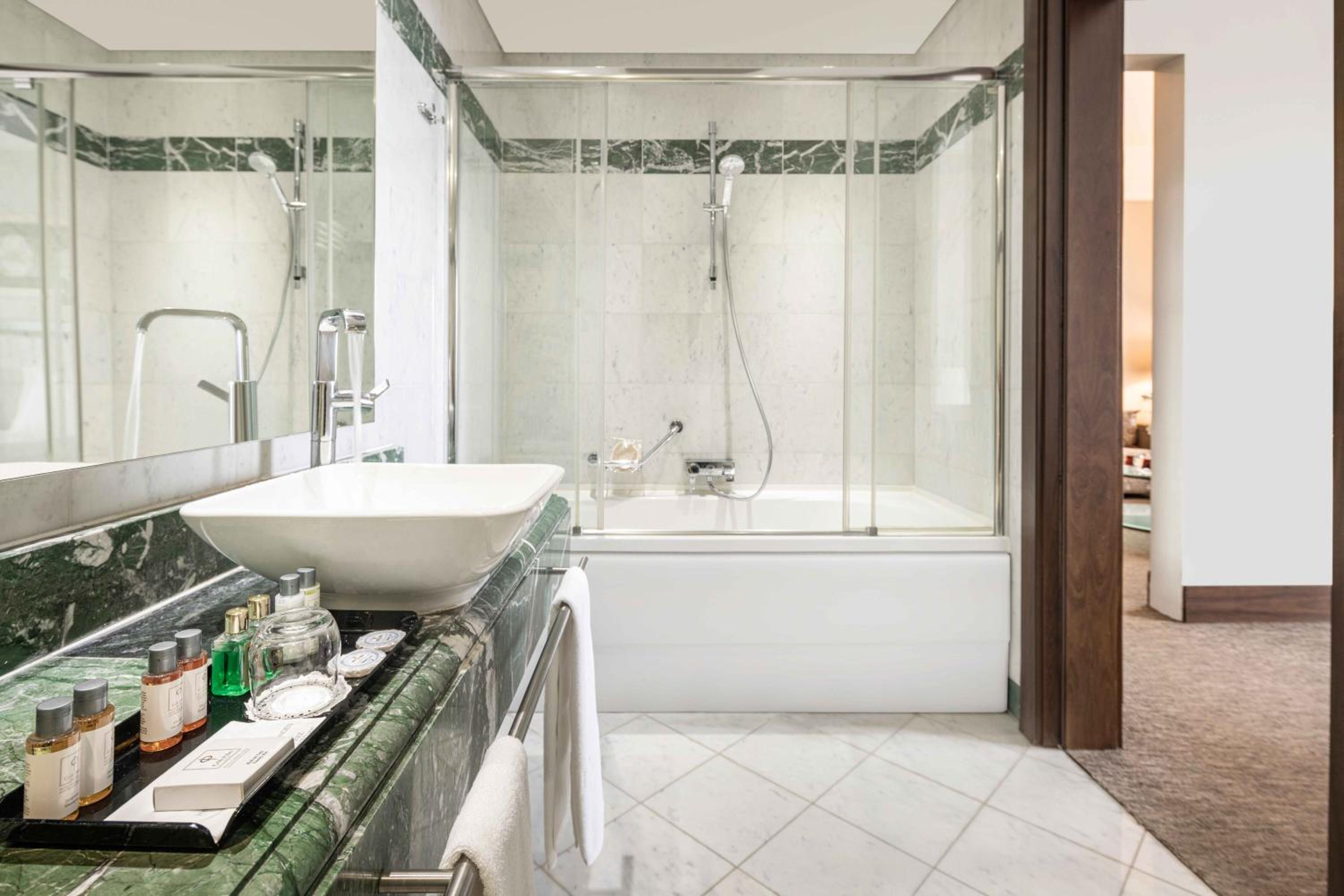 Executive Suite - Photo 3