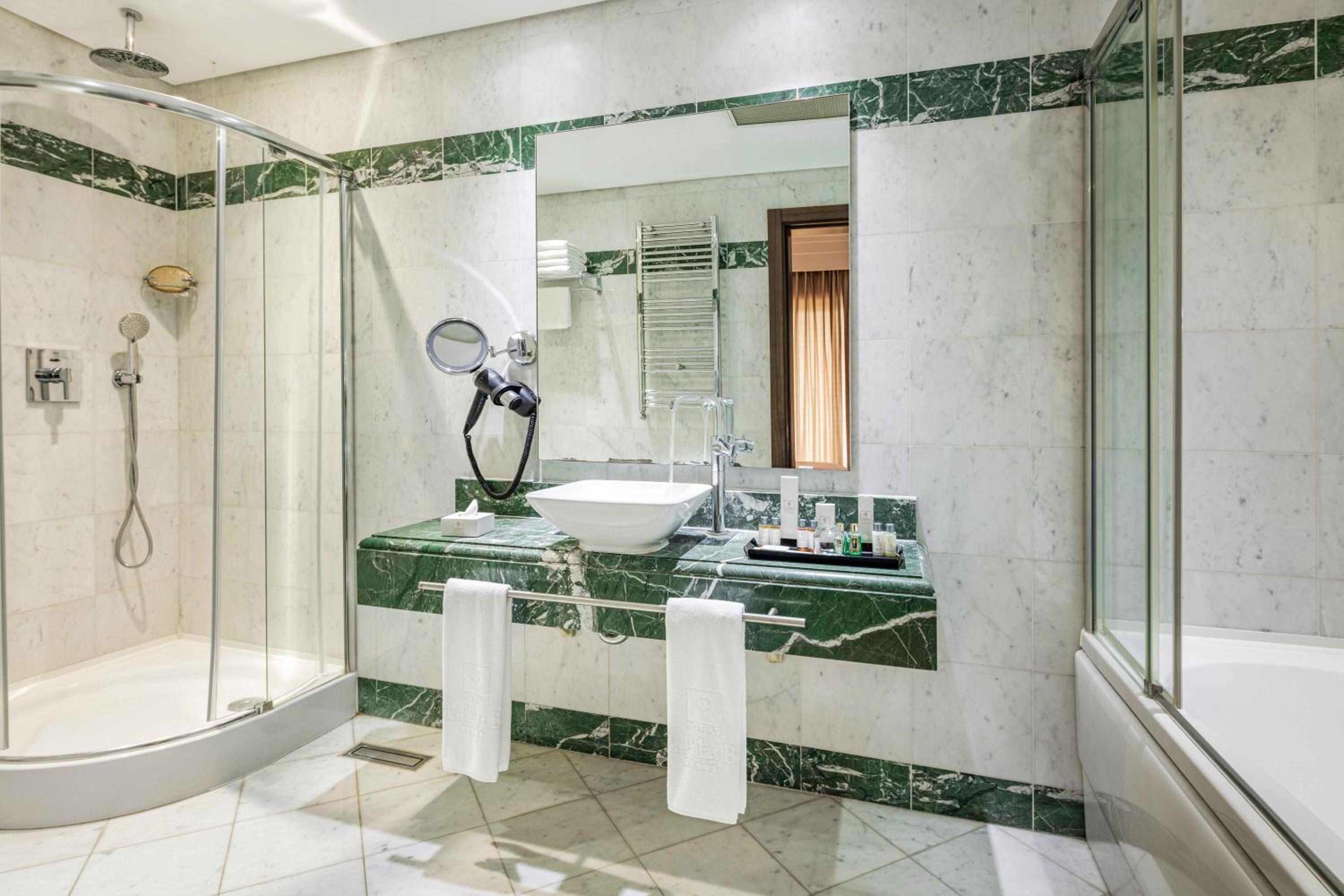 Executive Suite - Photo 2
