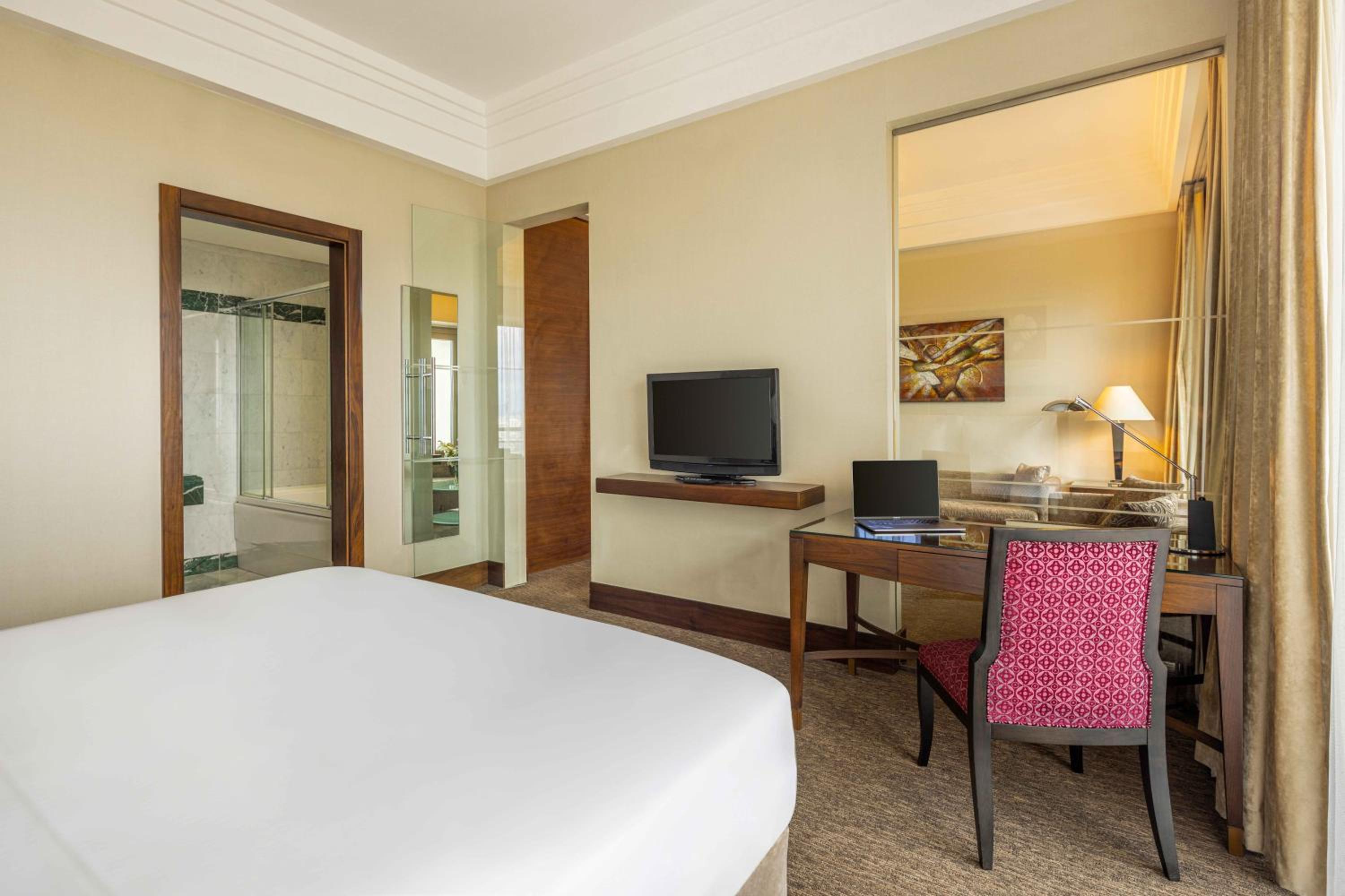 Executive Suite - Photo 7