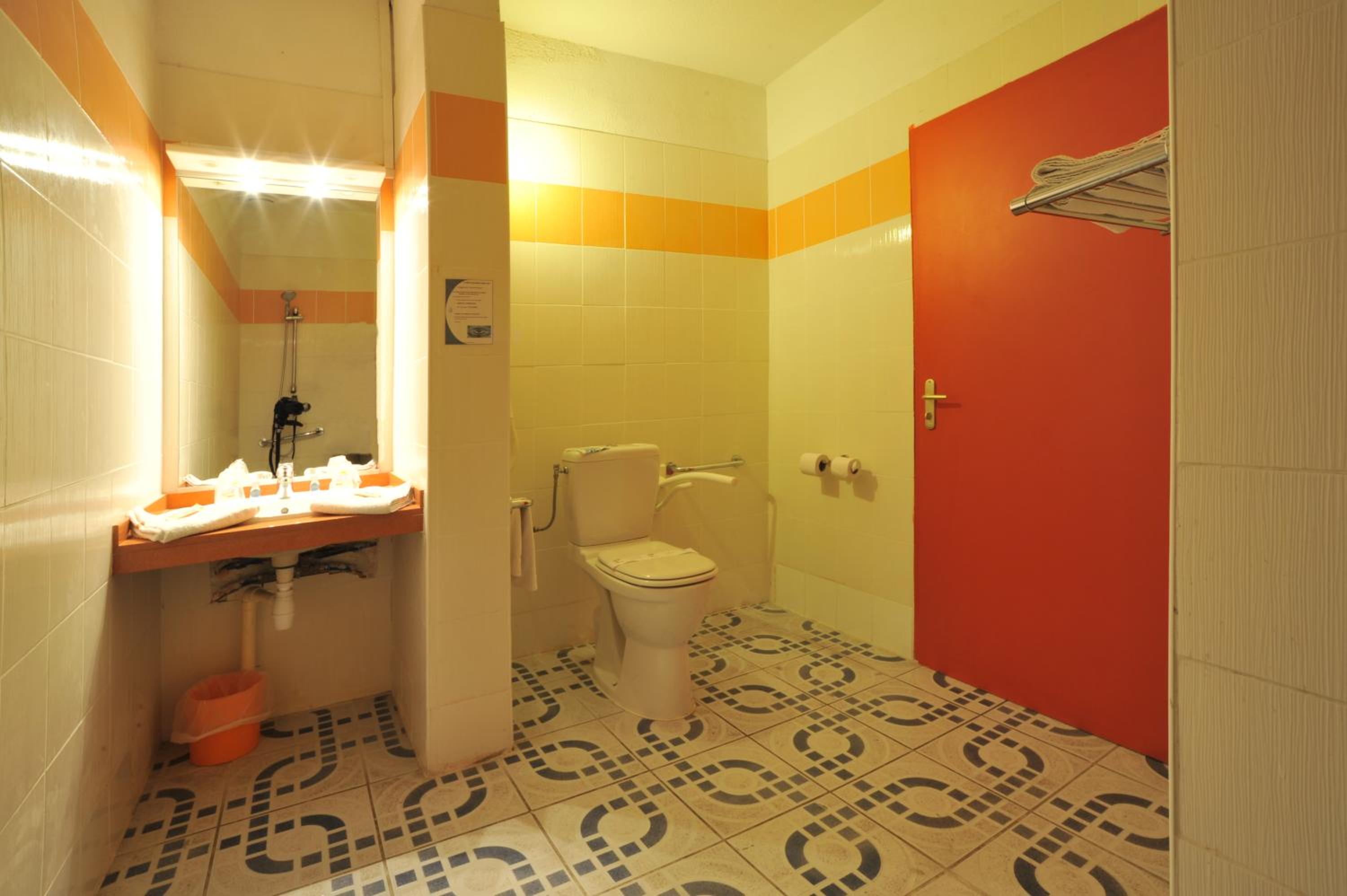 Triple Room with Three Single Beds - Photo 5
