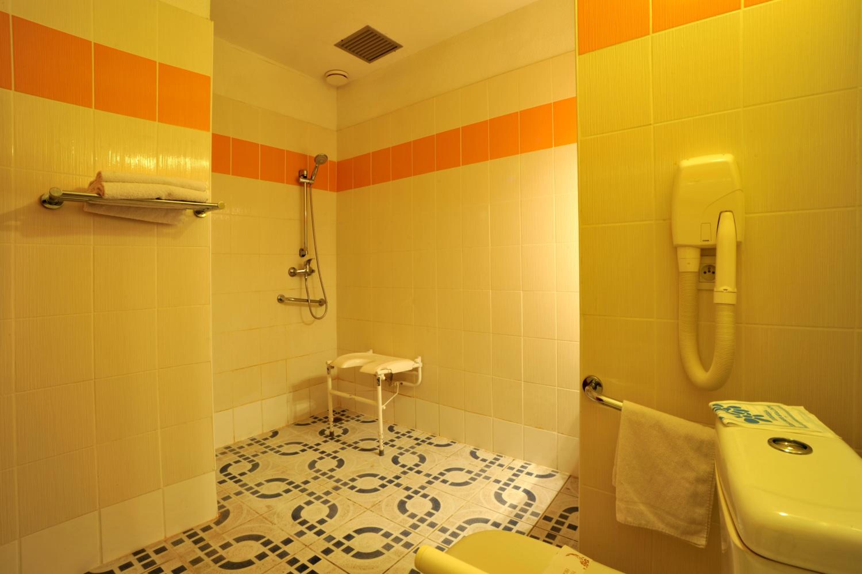 Triple Room with Three Single Beds - Photo 4