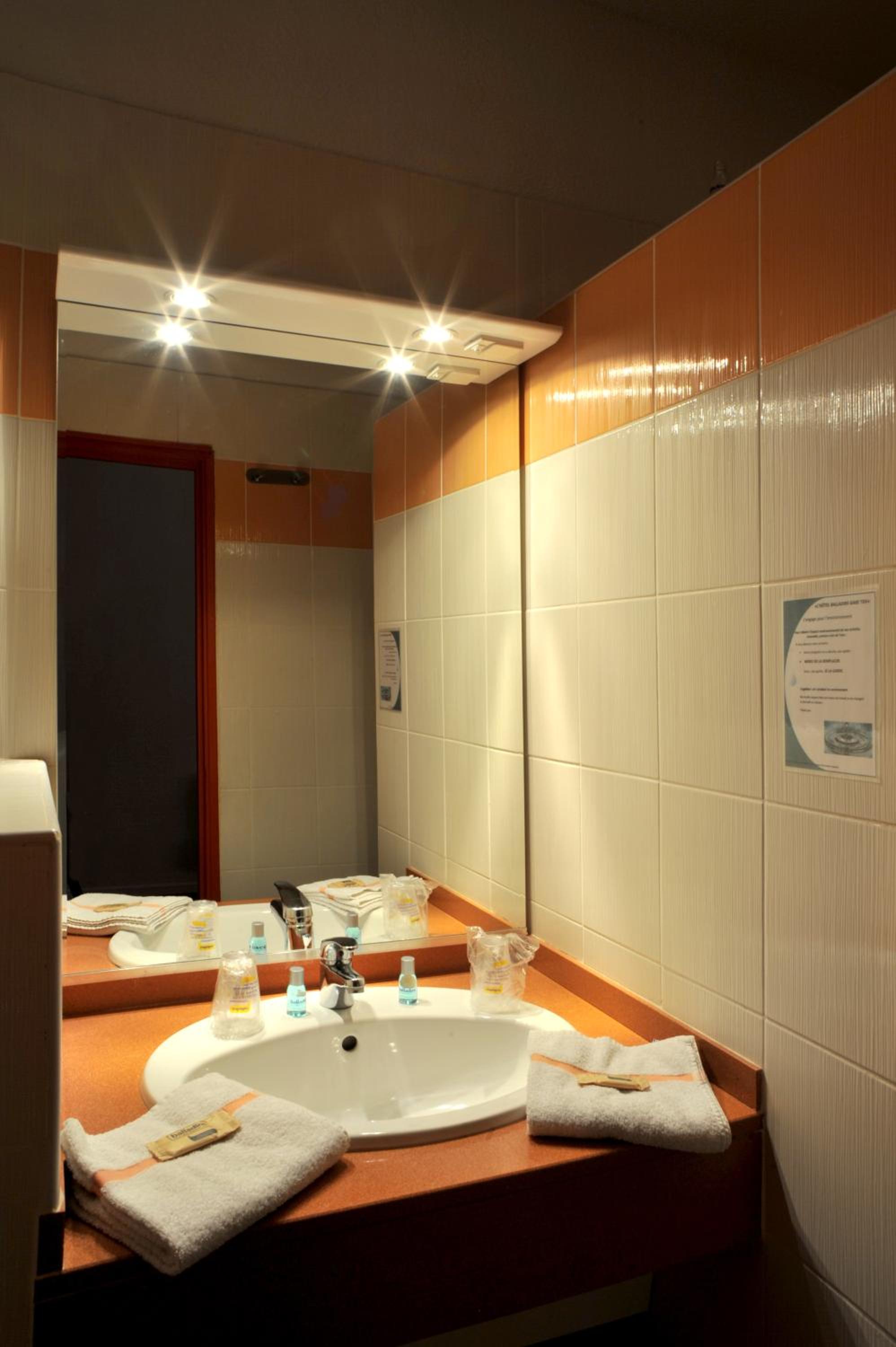 Triple Room with One Double Bed and One Single Bed - Photo 4