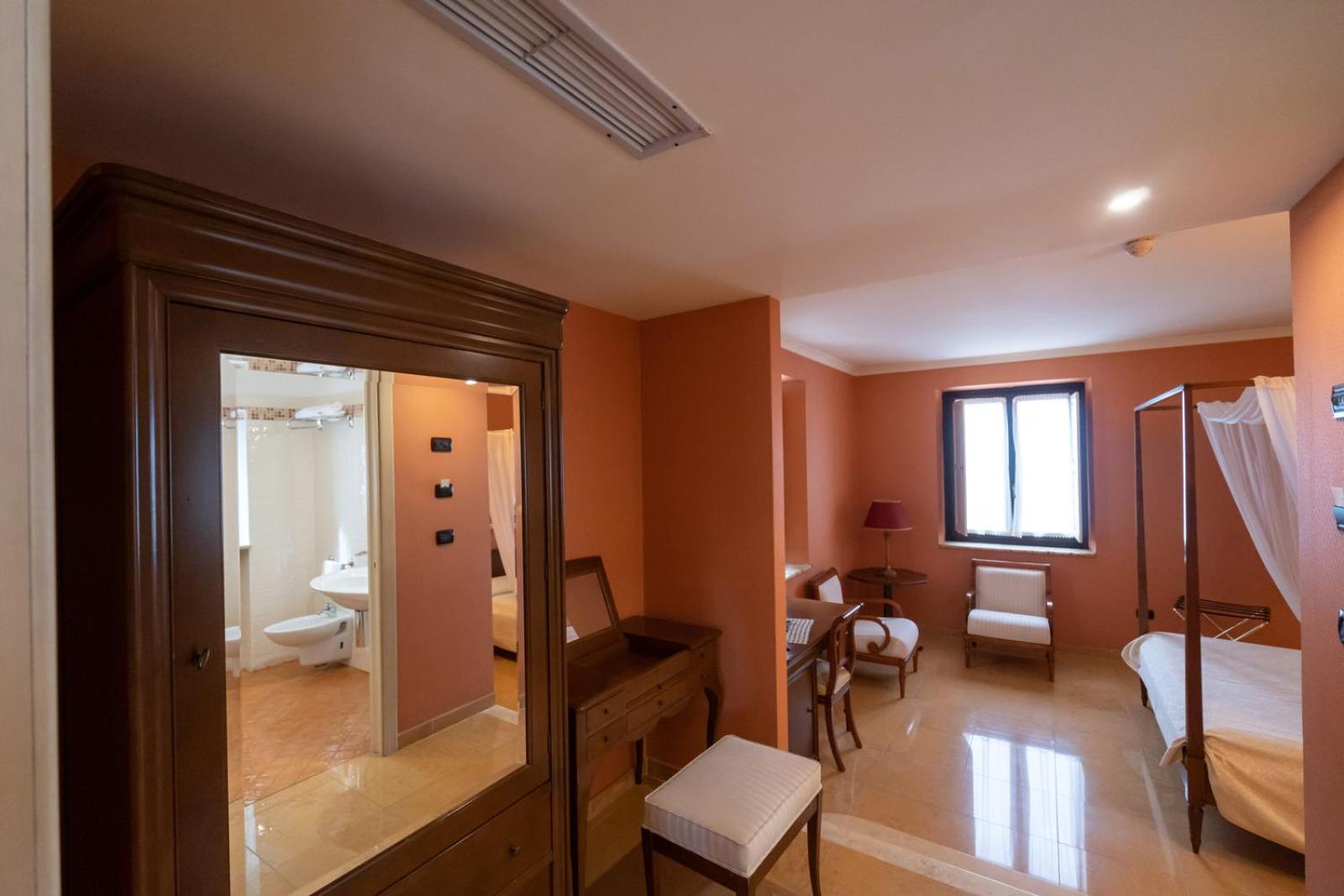 Suite - Photo 10