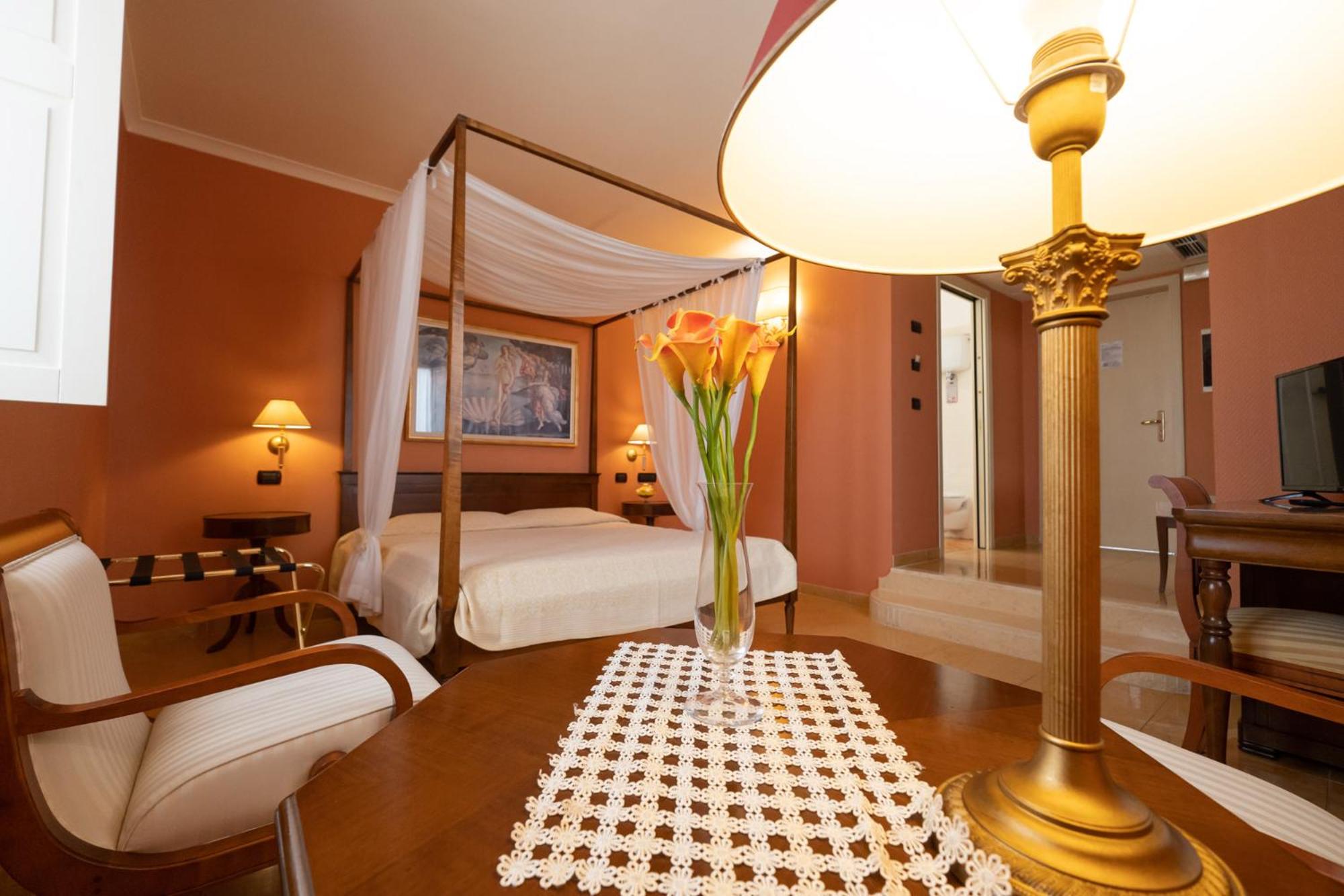 Suite - Photo 1
