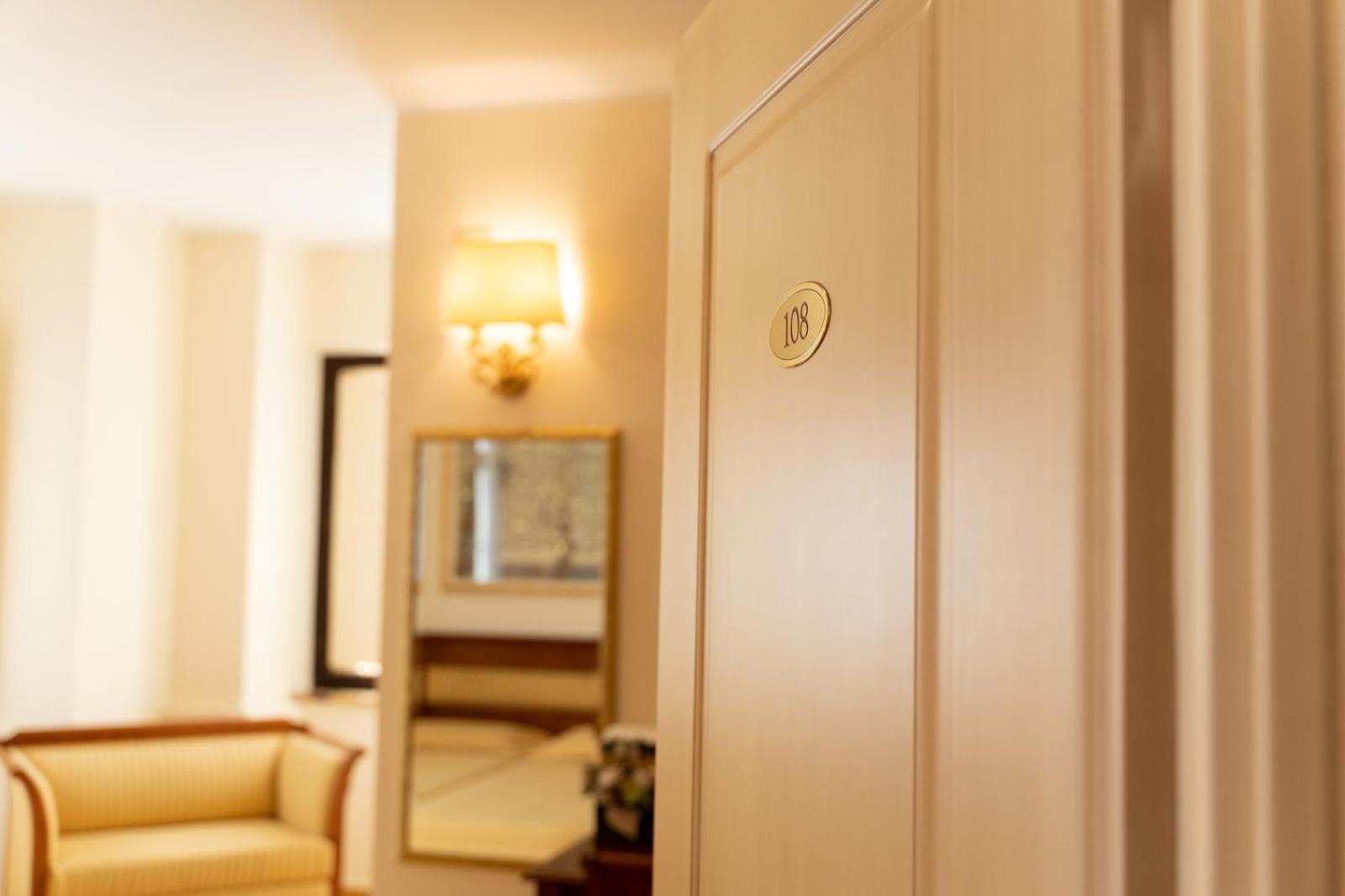 Double or Twin Room - Photo 9