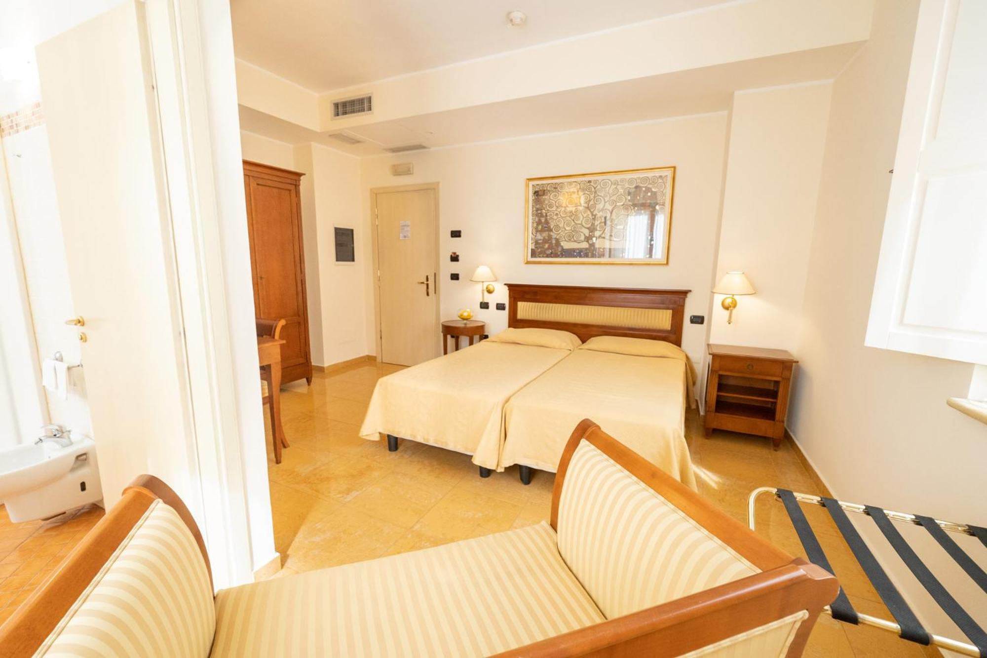 Double or Twin Room - Photo 8