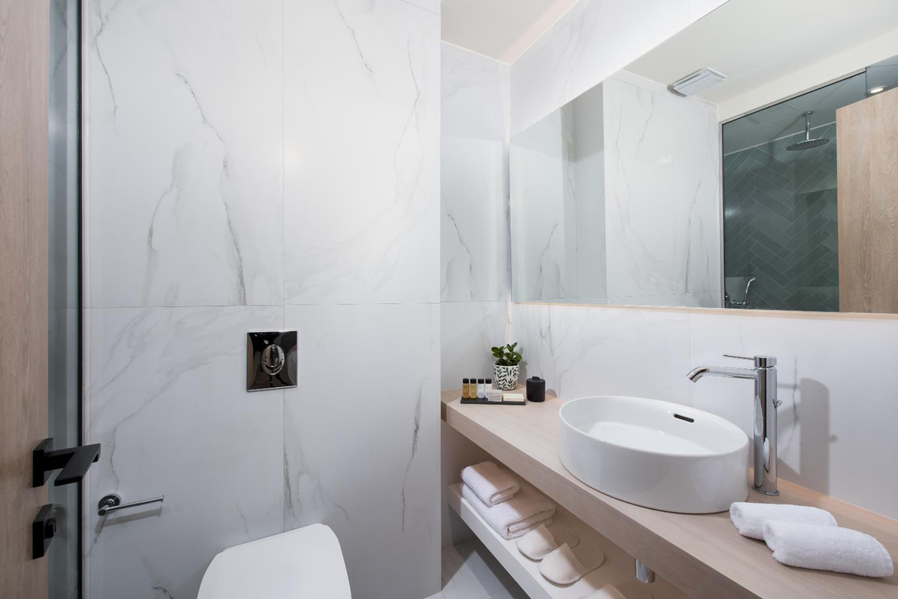 Superior Double or Twin Room with City View - Photo 11