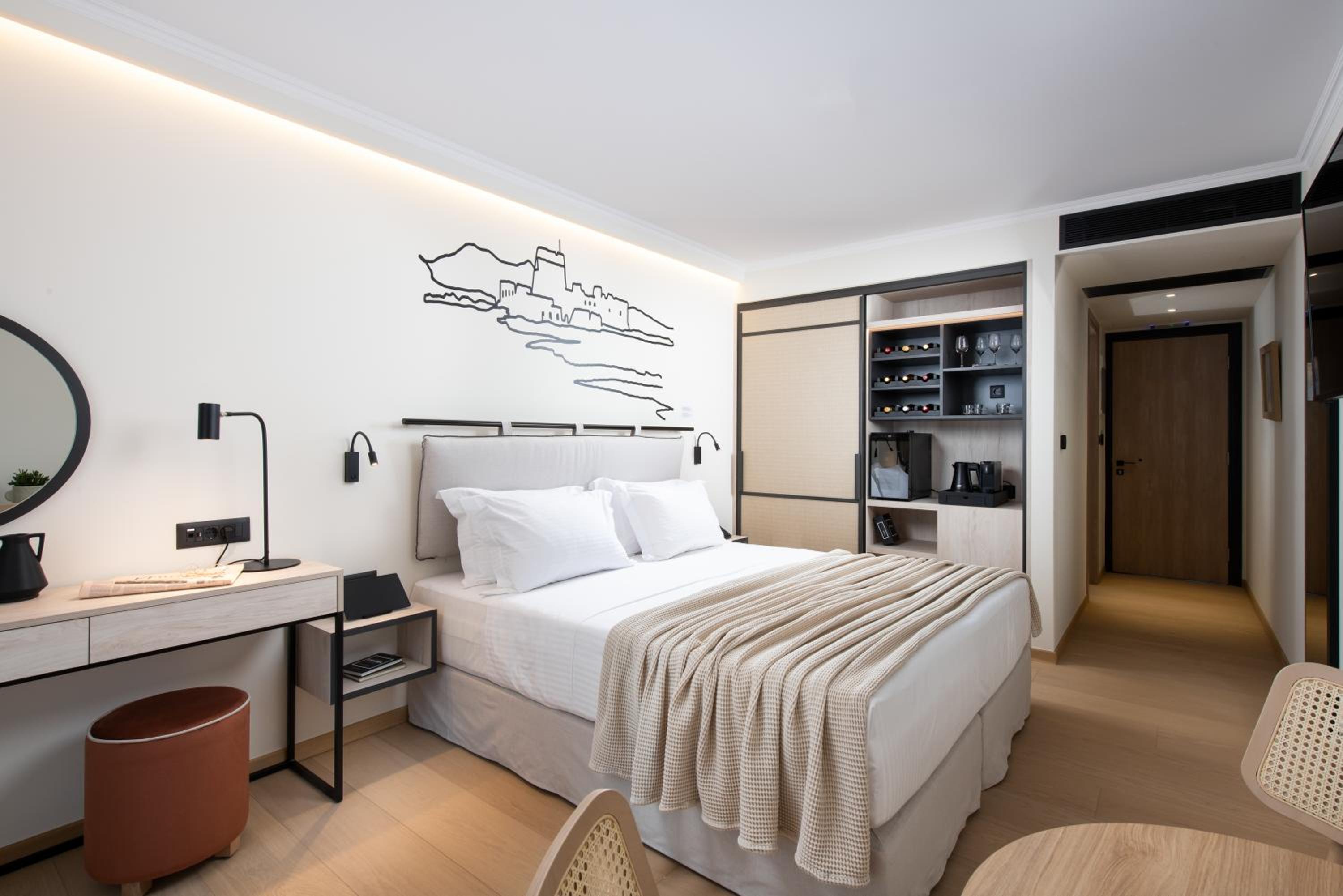Superior Double or Twin Room with City View - Photo 16