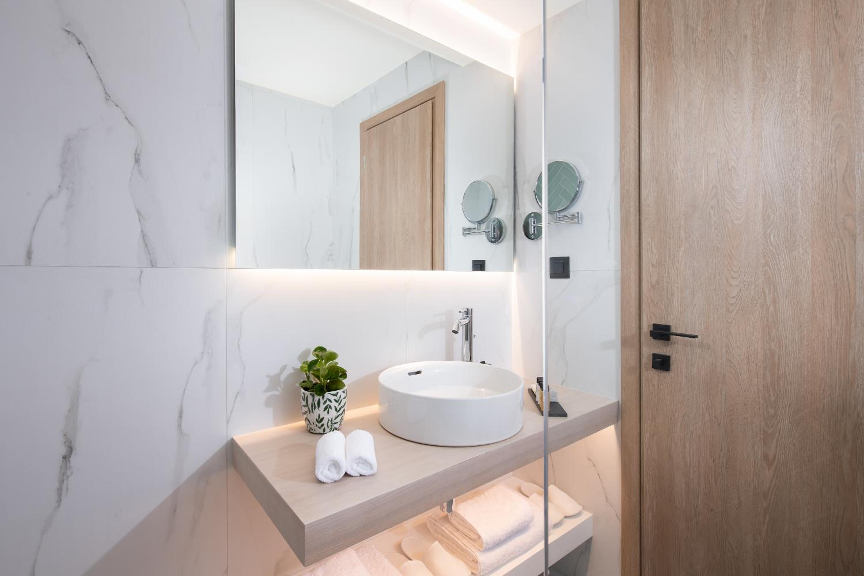Superior Double or Twin Room with City View - Photo 14