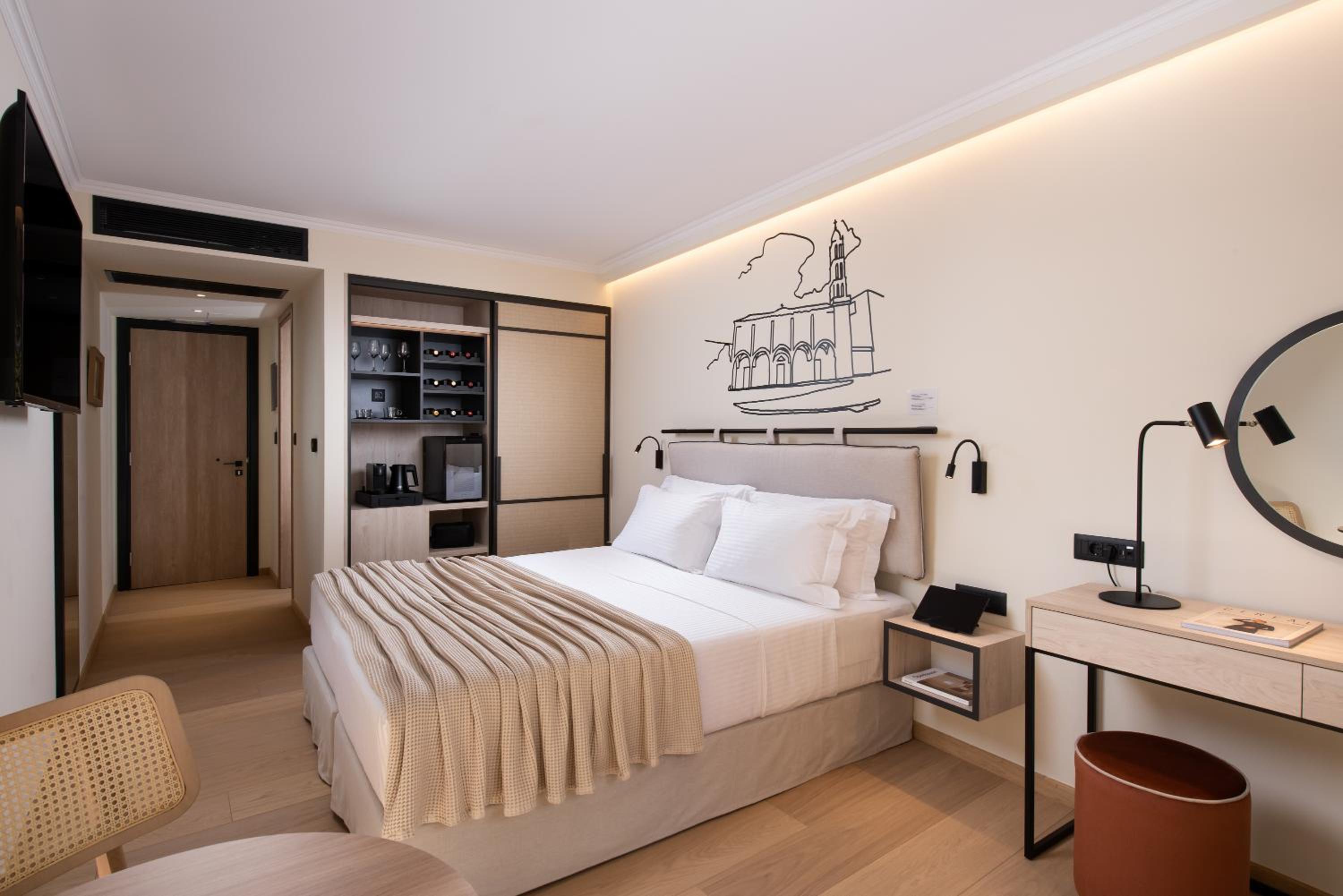 Superior Double or Twin Room with City View - Photo 34