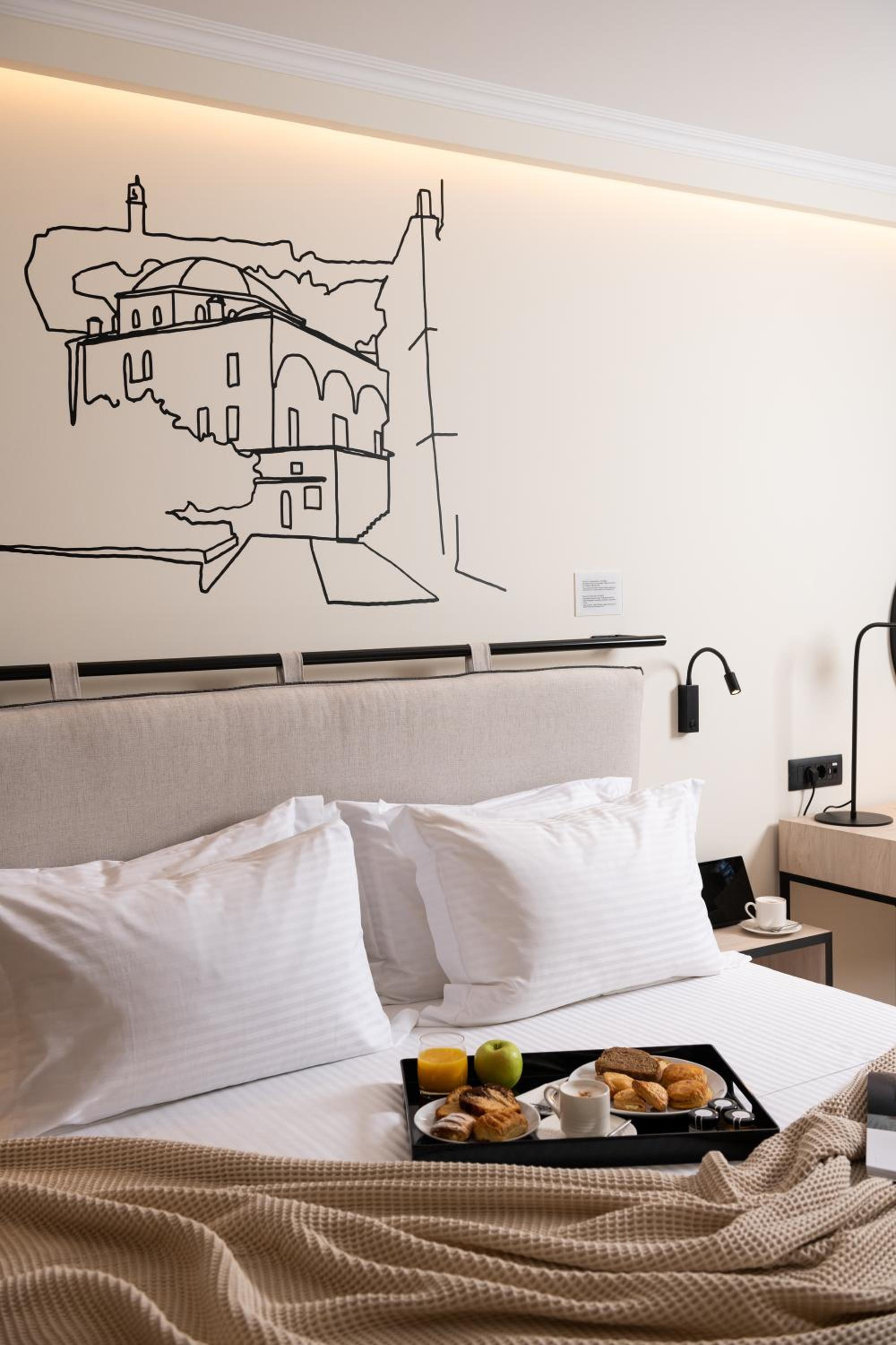 Superior Double or Twin Room with City View - Photo 5