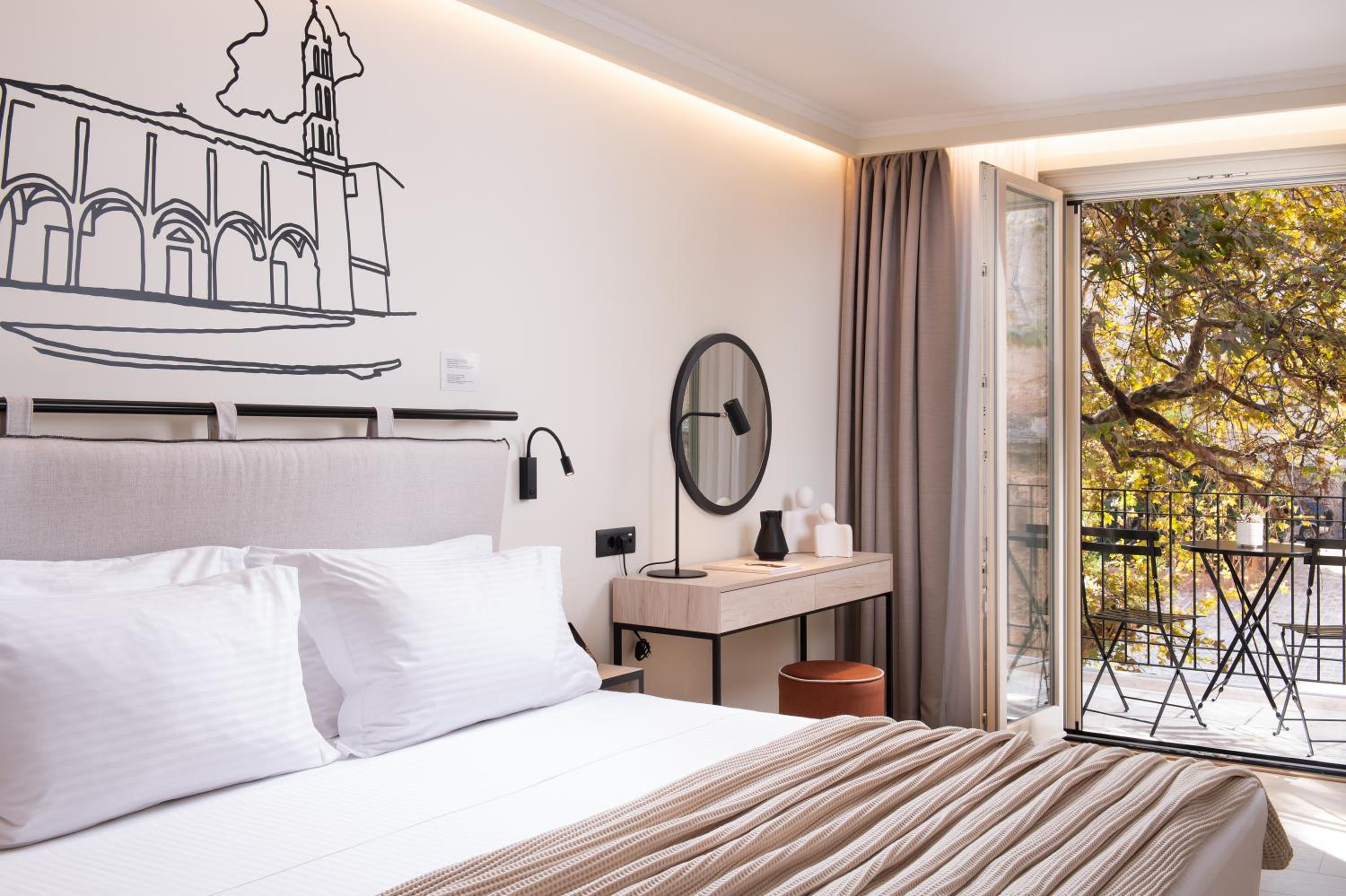 Superior Double or Twin Room with City View - Photo 21