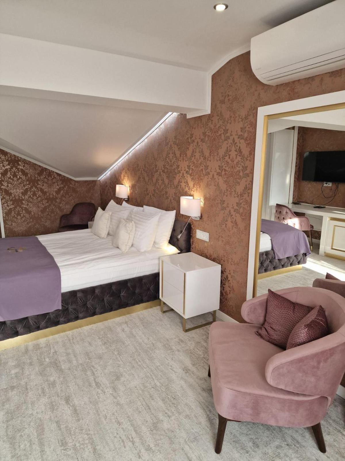 Queen Room photo 2