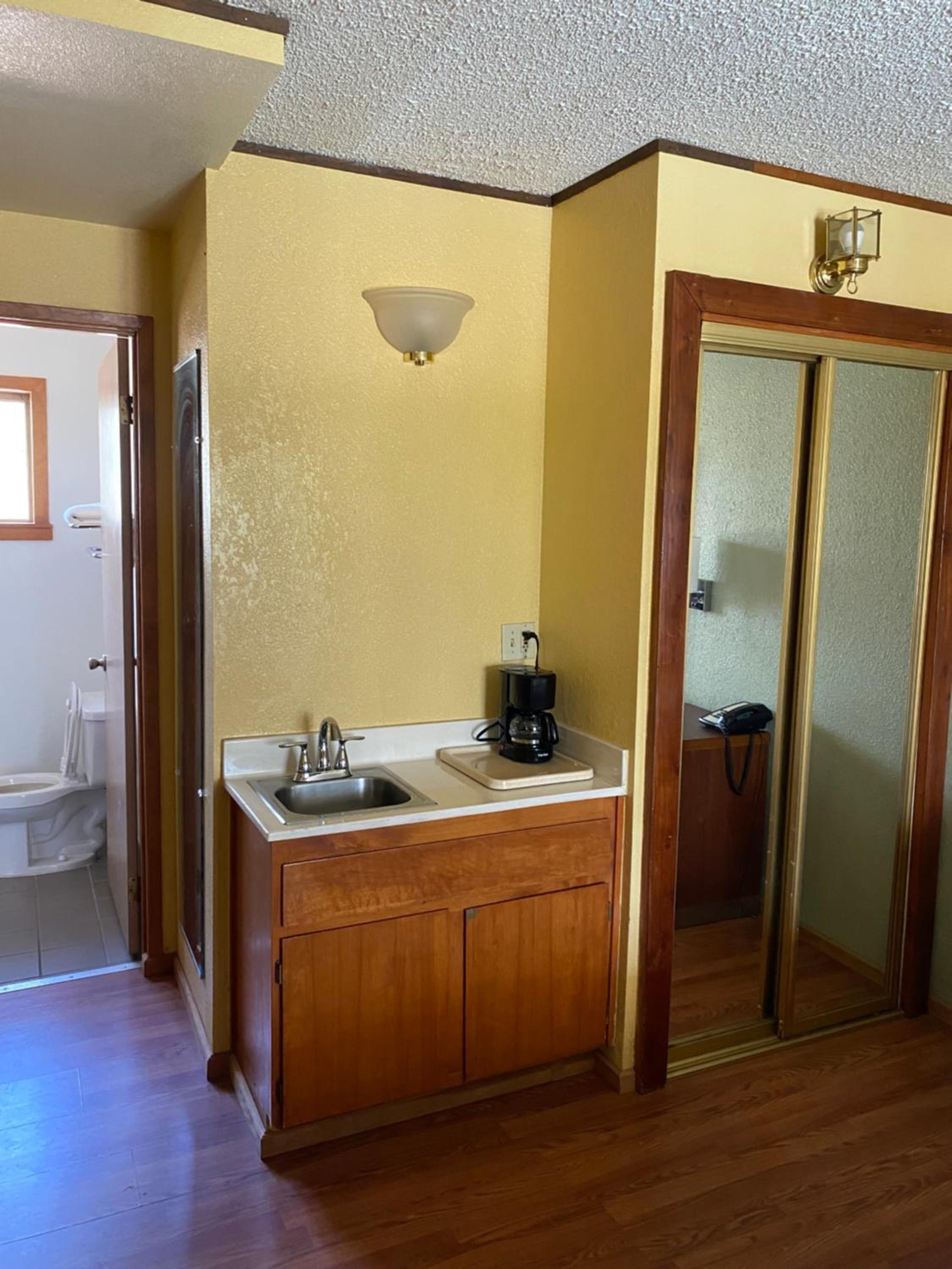 Standard Queen Room - Photo 4