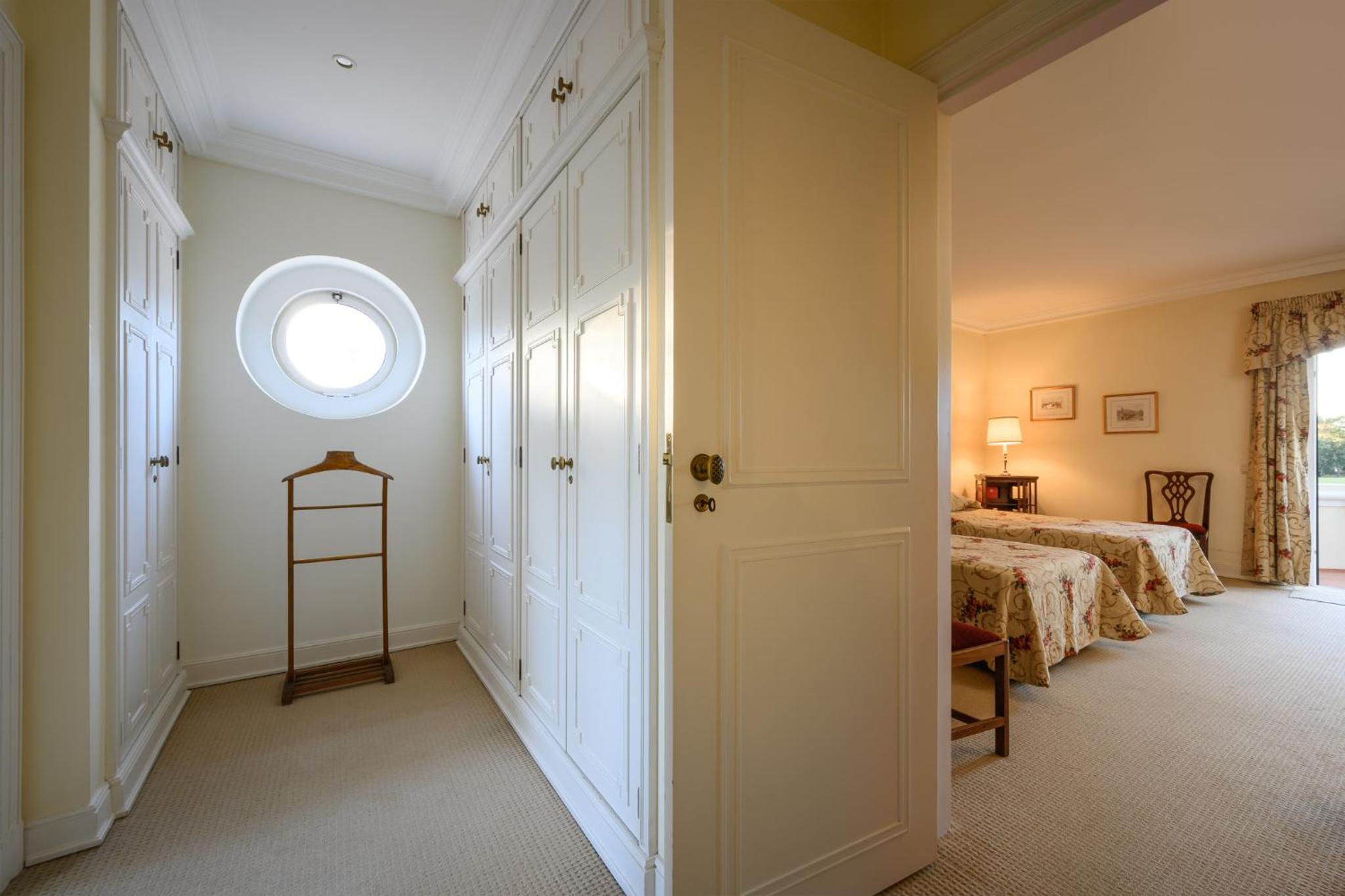 Five-Bedroom House photo 1