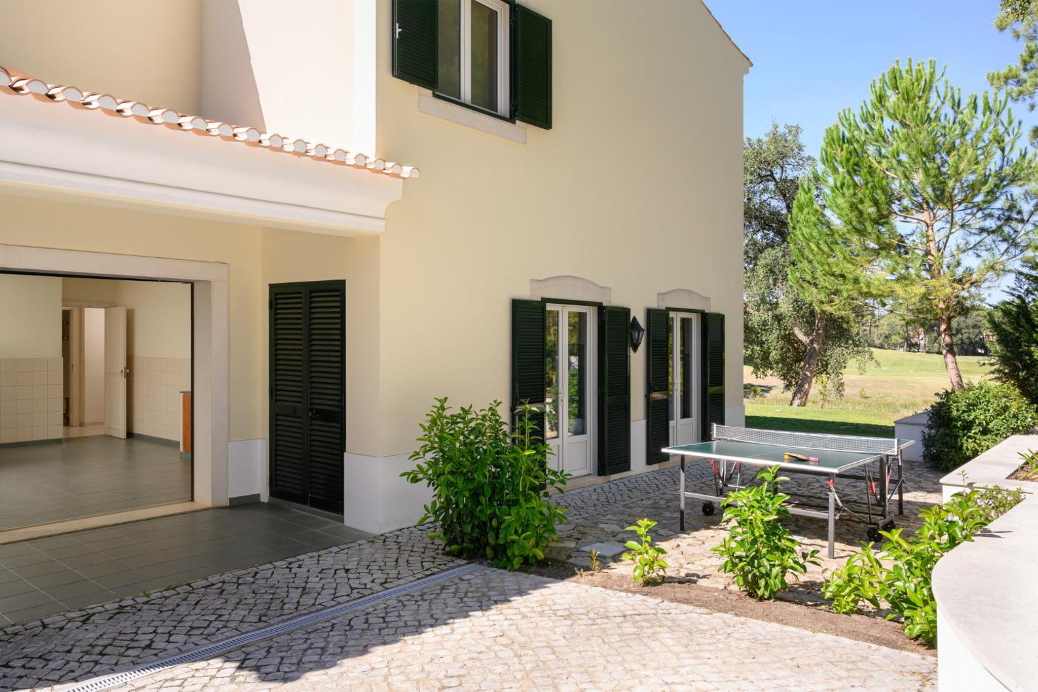 Five-Bedroom House photo 2