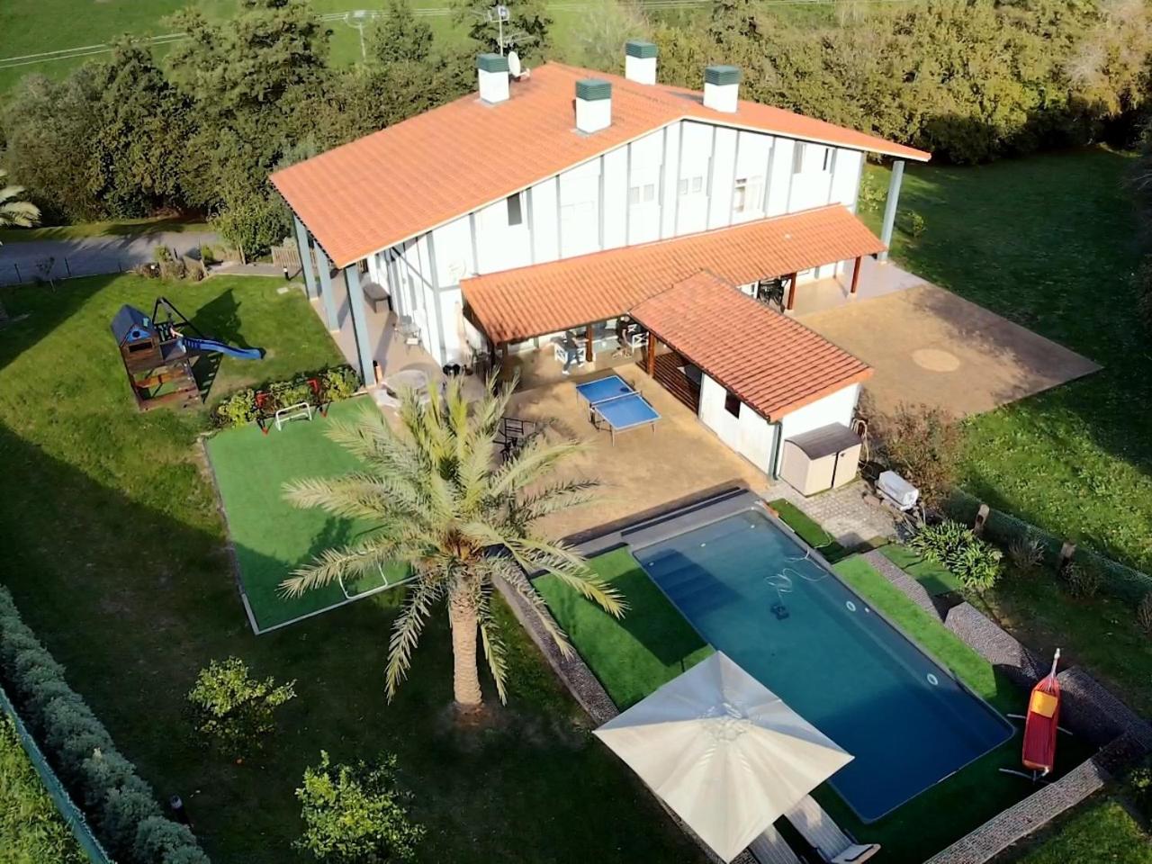 Five-Bedroom House photo 2